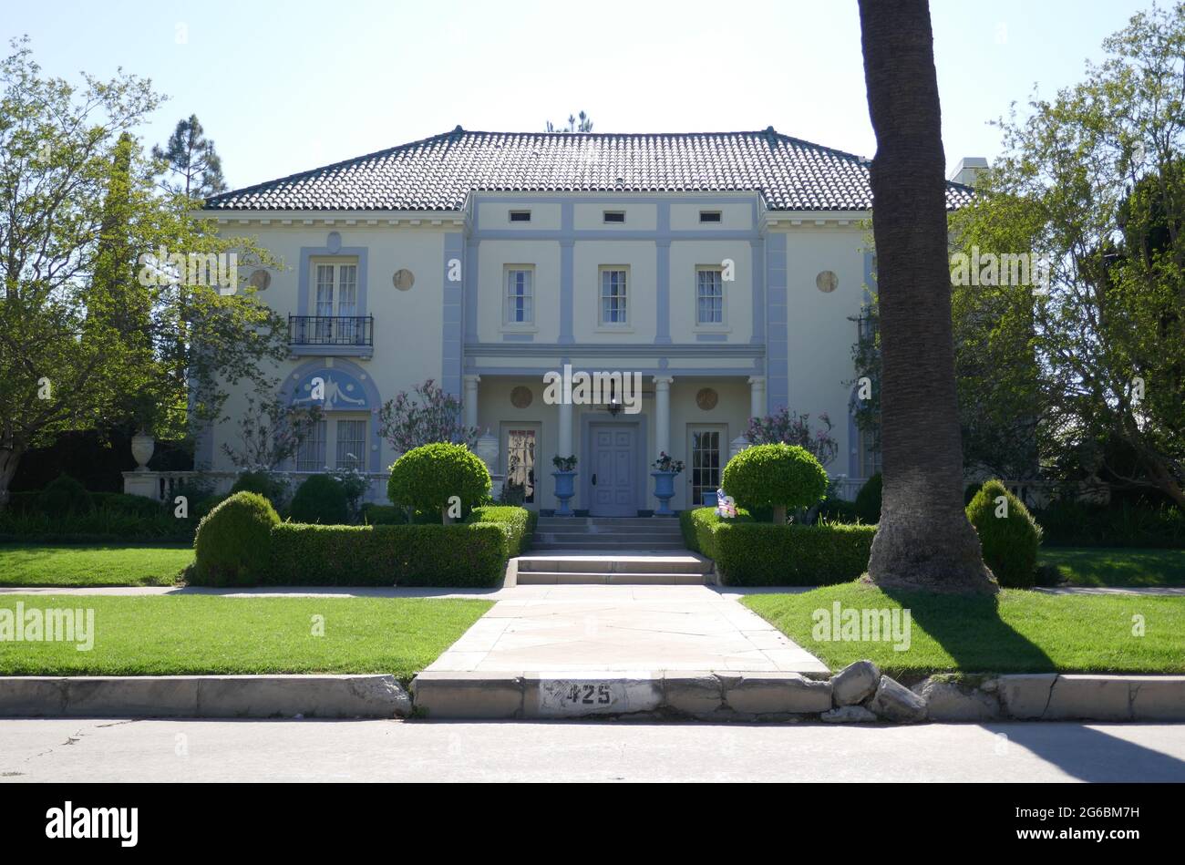 Los Angeles, California, USA 4 luglio 2021 UNA visione generale dell'atmosfera delle riprese di Bugsy Movie Location House of Virginia Hill, film sul gangster Bugsy Siegel e con Warren Beatty e Annette BENING al 425 S. Plymouth Blvd il 4 luglio 2021 a Los Angeles, California, USA. Foto di Barry King/Alamy Stock foto Foto Stock