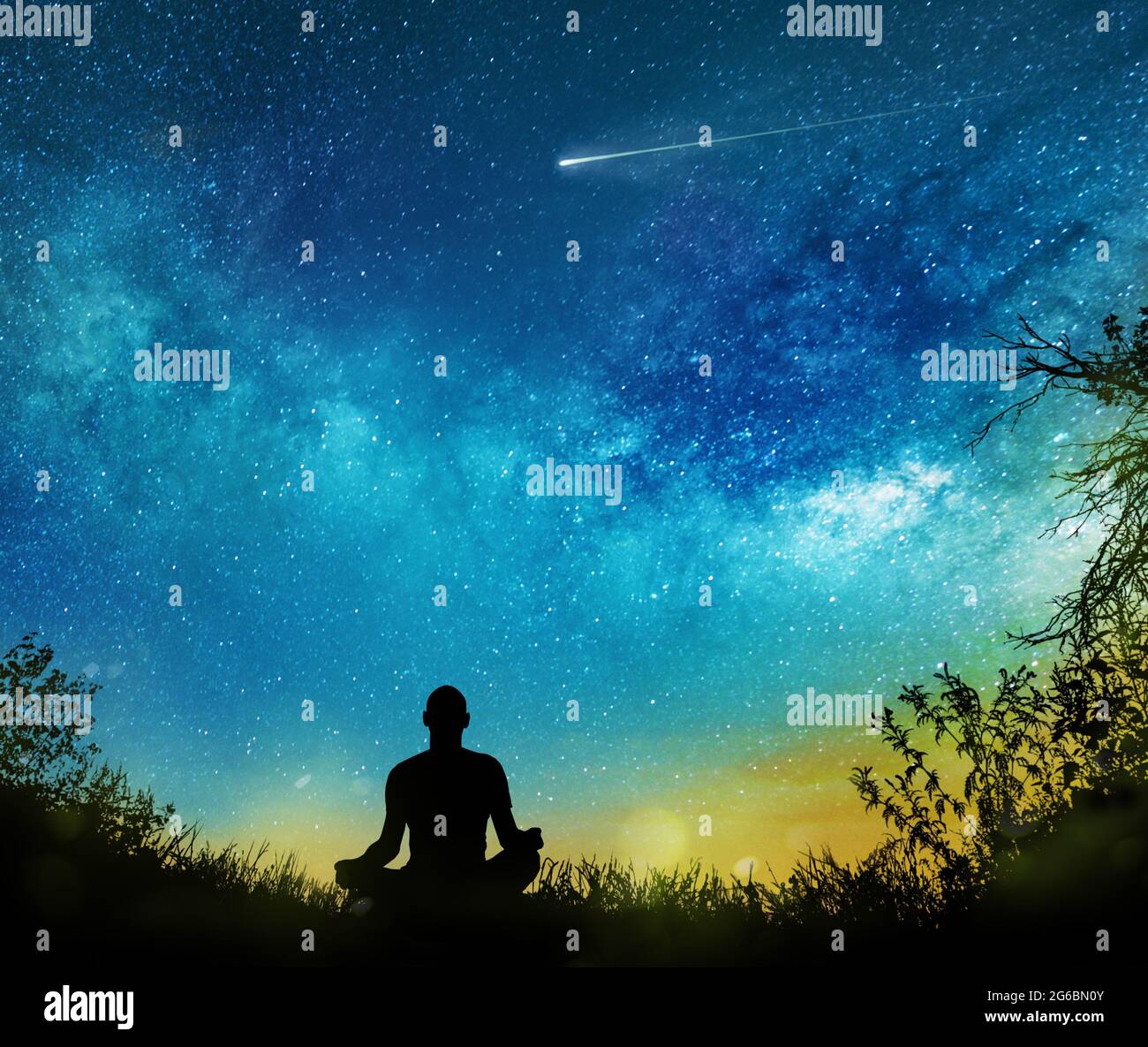 Yoga meditazione spaziale cosmica, silhouette di uomo che pratica la vita all'aria aperta di notte Foto Stock