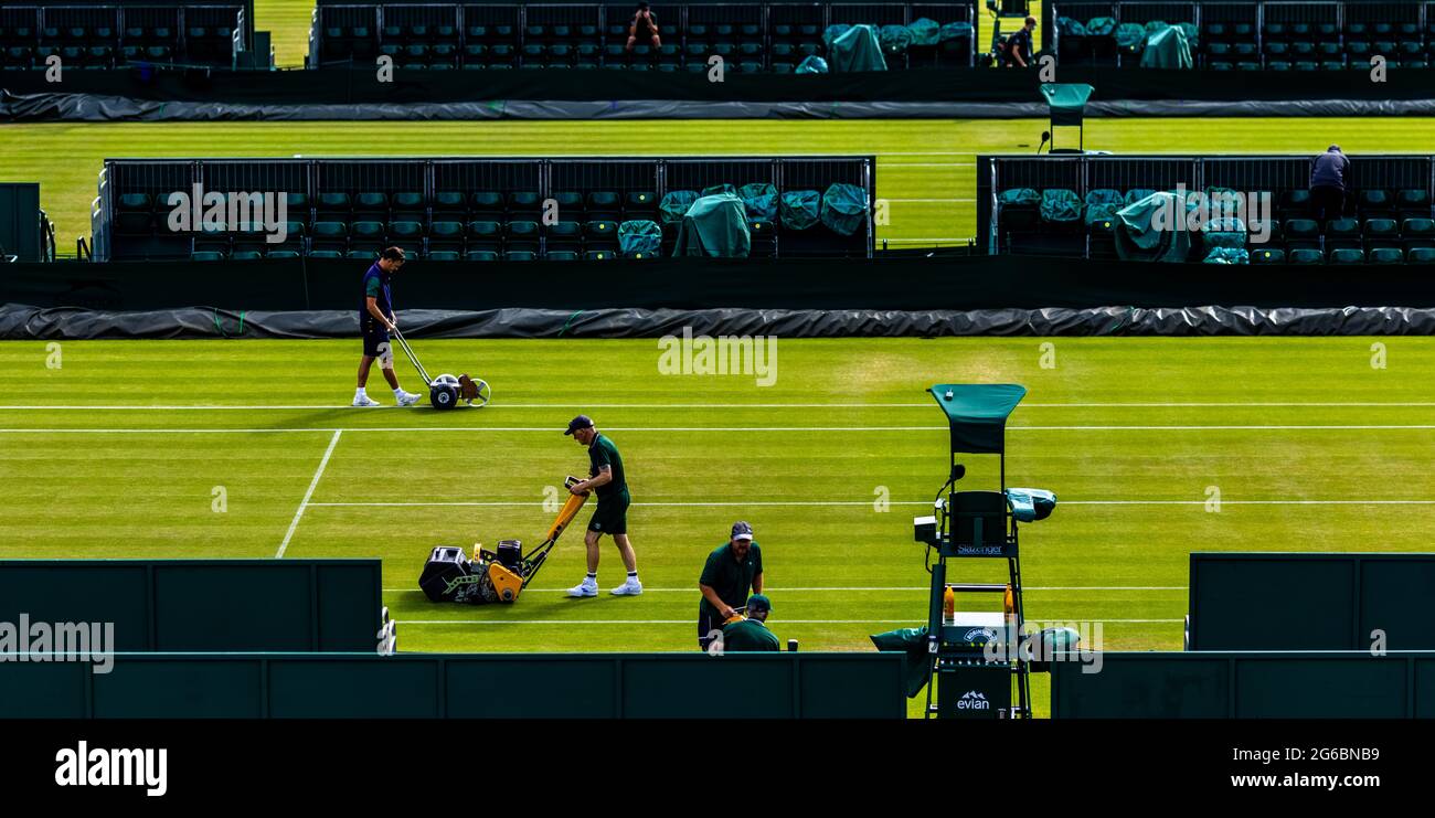 Il personale di terra lavora sul campo 15 prima del giorno 7 di Wimbledon all'All England Lawn Tennis and Croquet Club, Wimbledon. Data immagine: Lunedì 5 luglio 2021. Foto Stock