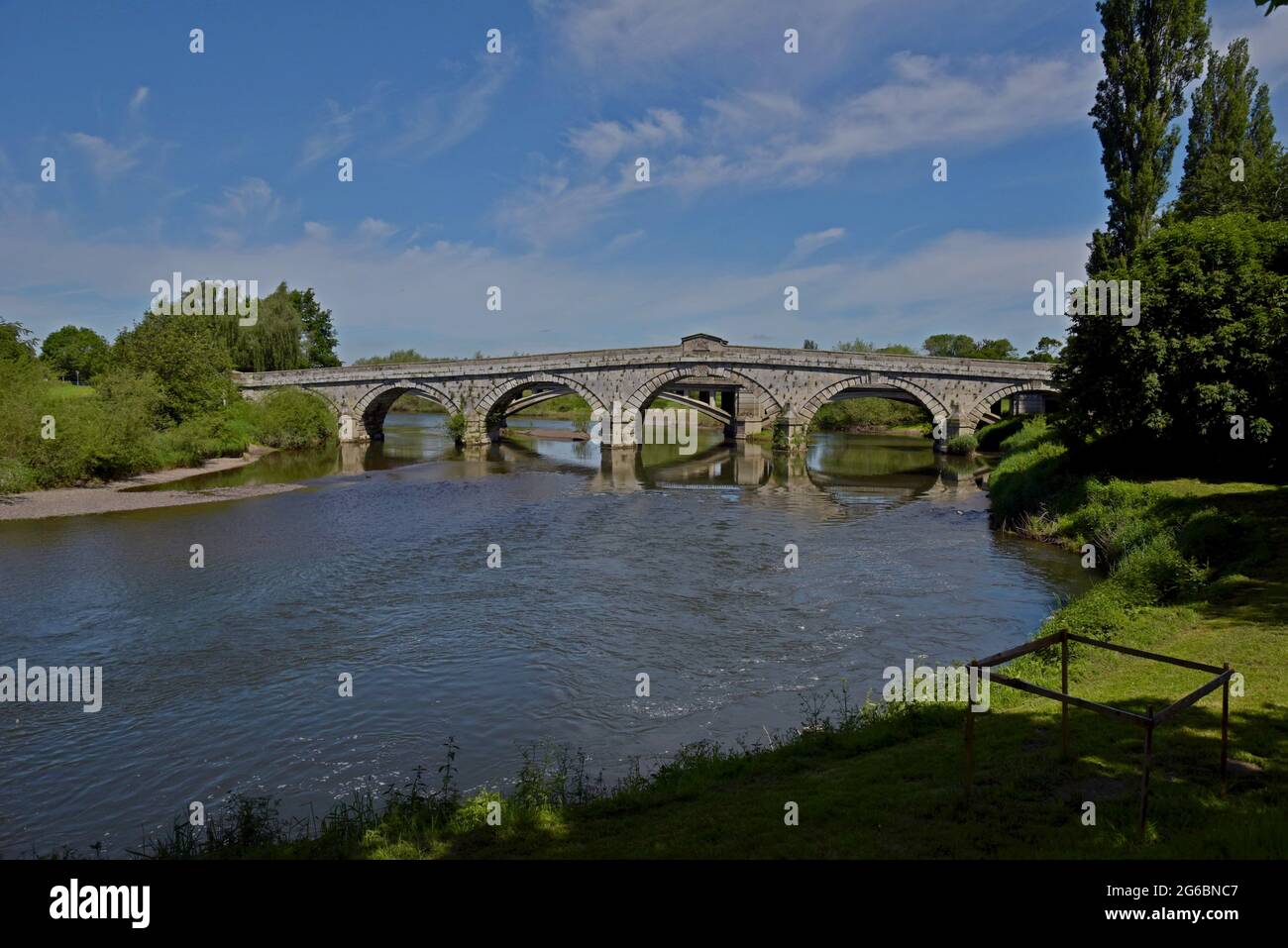 Atcham Bridge, un ponte in pietra costruito nel 1769–1771 da John Gwynn, sul fiume Severn e adiacente alla tenuta di Attingham Park nello Shropshire Foto Stock