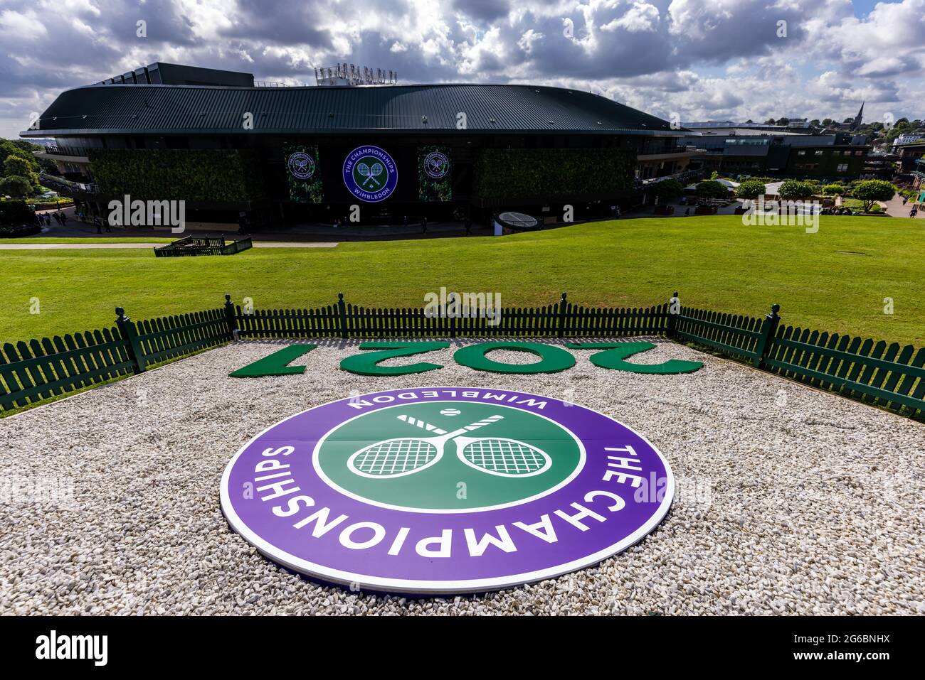 Vista generale davanti al settimo giorno di Wimbledon presso l'All England Lawn Tennis and Croquet Club, Wimbledon. Data immagine: Lunedì 5 luglio 2021. Foto Stock