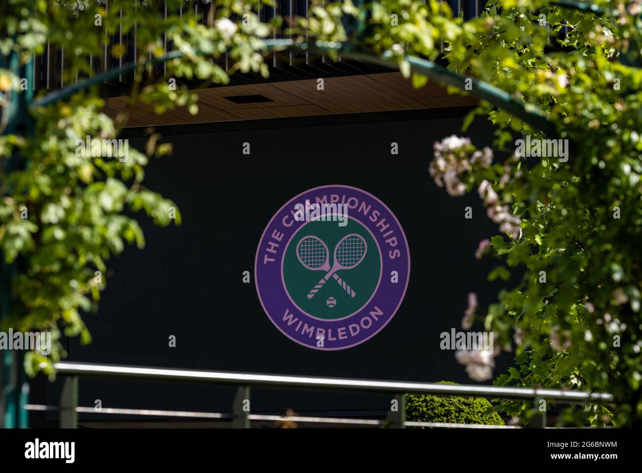 Vista generale dei campi prima del settimo giorno di Wimbledon presso l'All England Lawn Tennis and Croquet Club, Wimbledon. Data immagine: Lunedì 5 luglio 2021. Foto Stock