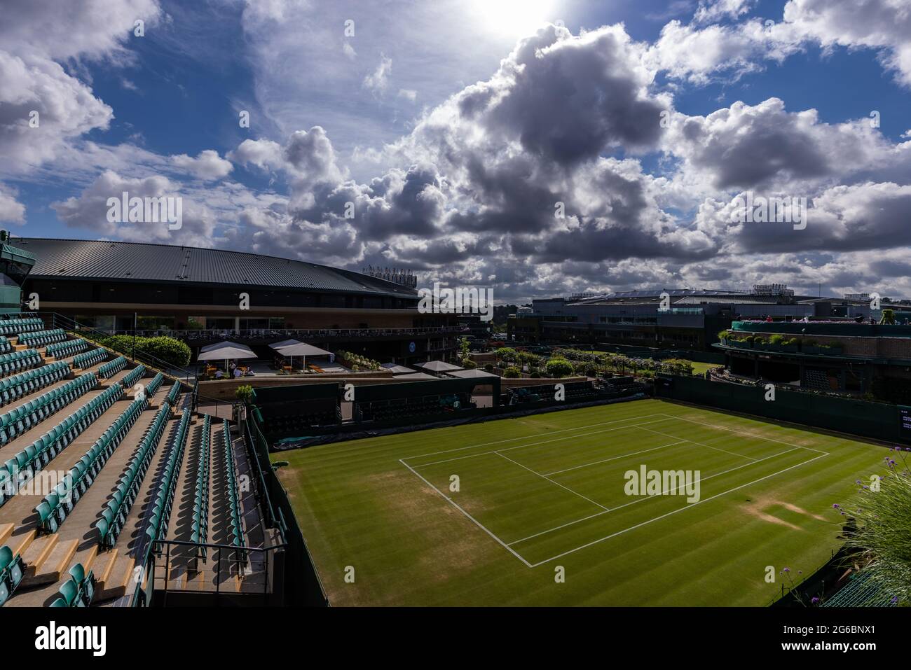 Vista generale dei campi prima del settimo giorno di Wimbledon presso l'All England Lawn Tennis and Croquet Club, Wimbledon. Data immagine: Lunedì 5 luglio 2021. Foto Stock
