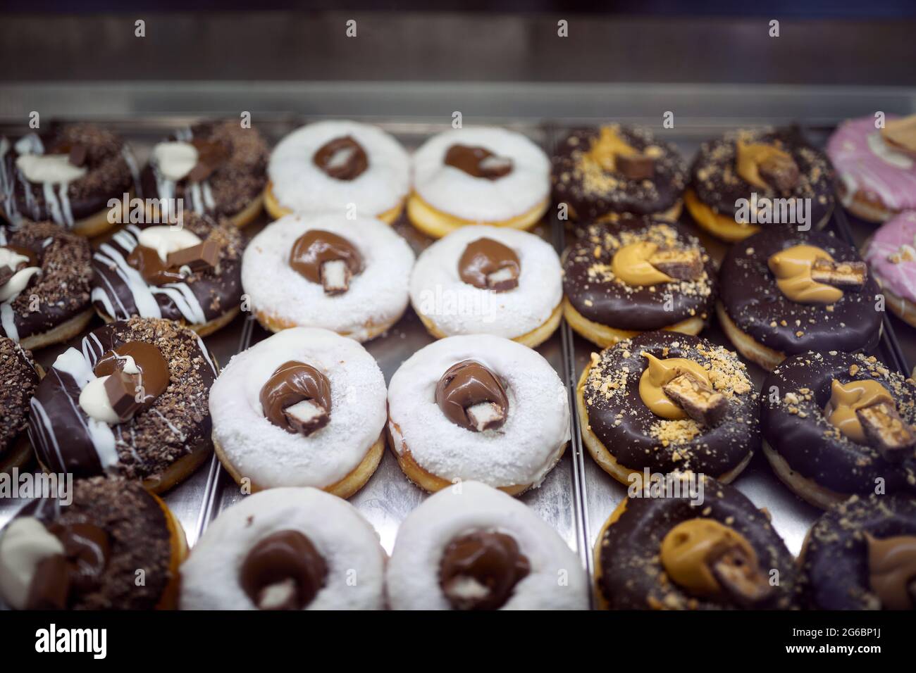 Closeup di ciambelle yummy pronti per il trasporto alla pasticceria Foto Stock