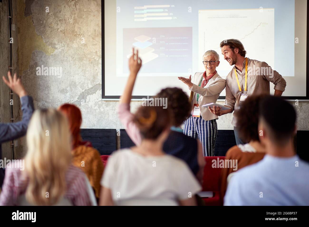 Presentazione i partecipanti in un'atmosfera piacevole nella sala conferenze stanno facendo domande Foto Stock