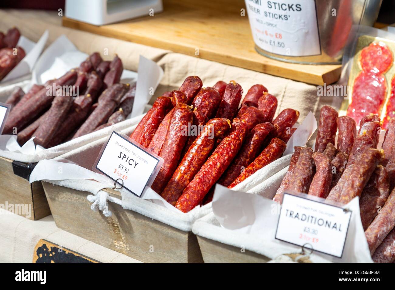 Salsicce all'Alpine Deli Stall, Borough Market, London Bridge, Londra, Regno Unito Foto Stock