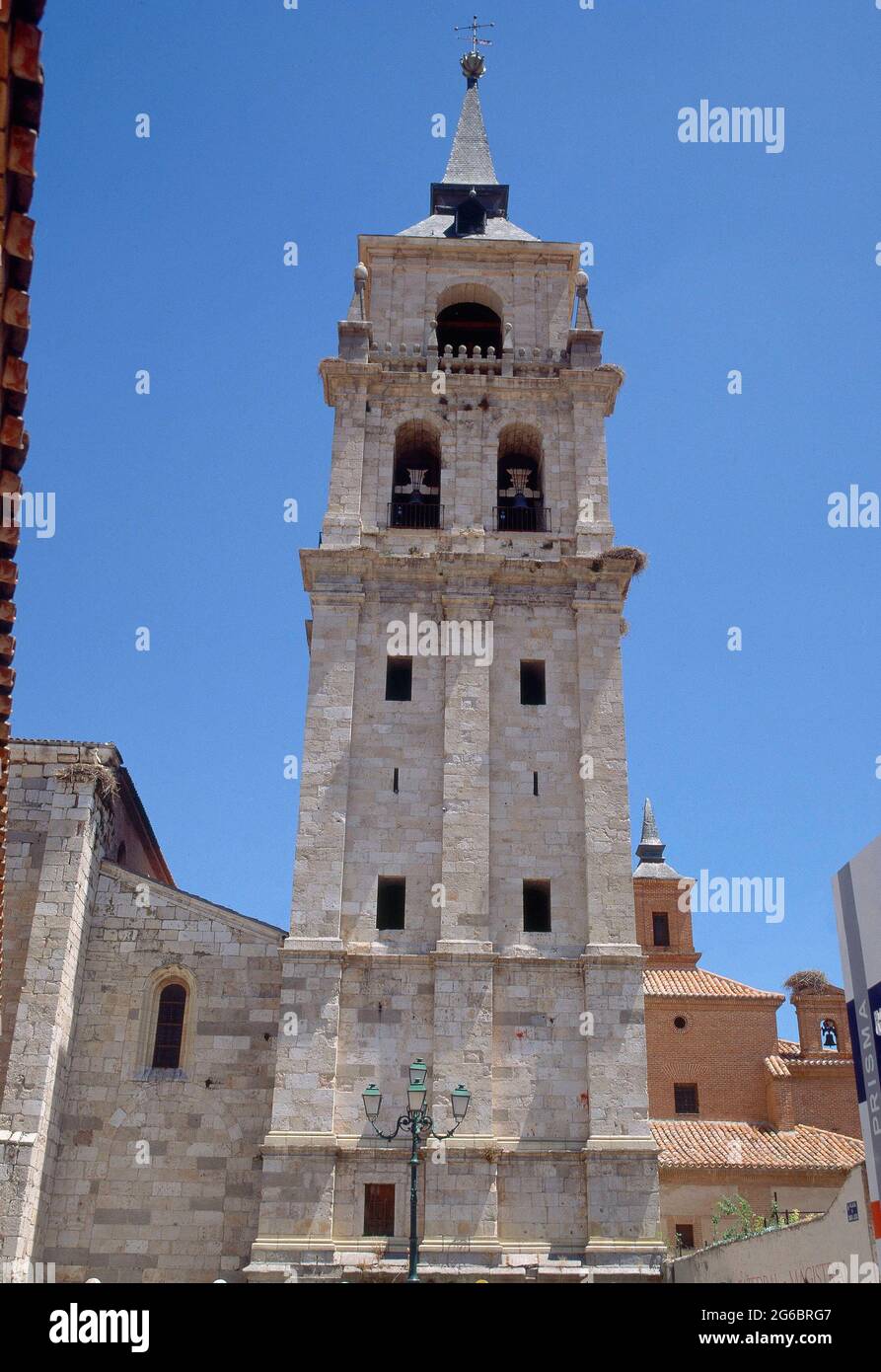 TORRE DE LA IGLESIA MAGISTRAL DE SAN JUSTO Y SAN PASTORE INICIADA EN 1528 Y REMATADA EN 1618. Autore: GIL DE HONTAÑON RODRIGO. Posizione: IGLESIA MAGISTRAL DE SAN JUSTO Y SAN pastore. Alcalá de Henares. MADRID. Spagna. Foto Stock