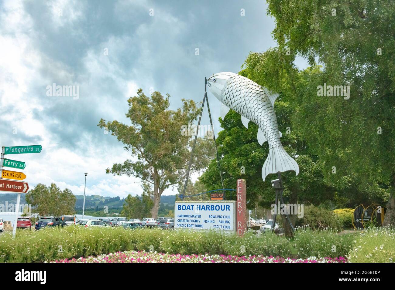 Gigantesca scultura di pesce trota vicino a Boat Harbour Taupo Lakefront, Waikato Regione, Nuova Zelanda. Preso a Taupo, Nuova Zelanda, l'8 dicembre 2019 Foto Stock