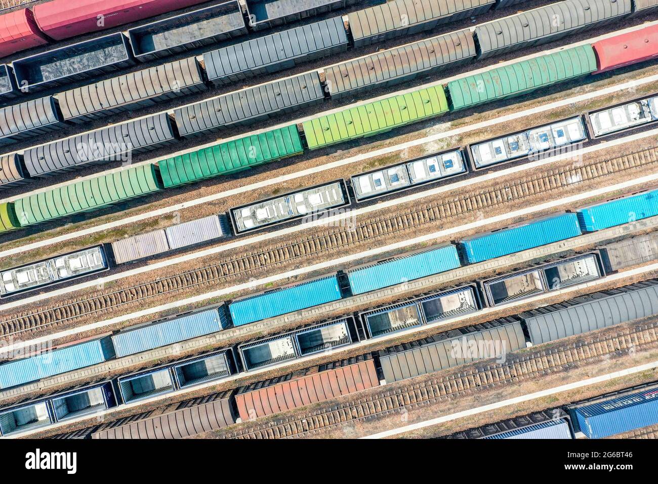 Zhengzhou, Zhengzhou, Cina. 5 luglio 2021. Il 3 luglio 2021, la città di Zhengzhou, provincia di Henan, fotografie aeree delle automobili di trasporto alla stazione ferroviaria di marshalling di Zhengzhou Stazione ferroviaria Nord.la stazione ferroviaria di Zhengzhou Nord è una stazione di classe speciale sotto la giurisdizione del China Railway Zhengzhou Bureau Group Co., Ltd., E una stazione importante che collega la ferrovia di Pechino-Guangzhou e la ferrovia di Longhai. La costruzione è iniziata nel 1959 e completata e messa in funzione nel 1963. Gestisce principalmente i compiti di arrivo, disassemblaggio, marshalling e partenza dei treni merci sul Pechino-Guan Foto Stock