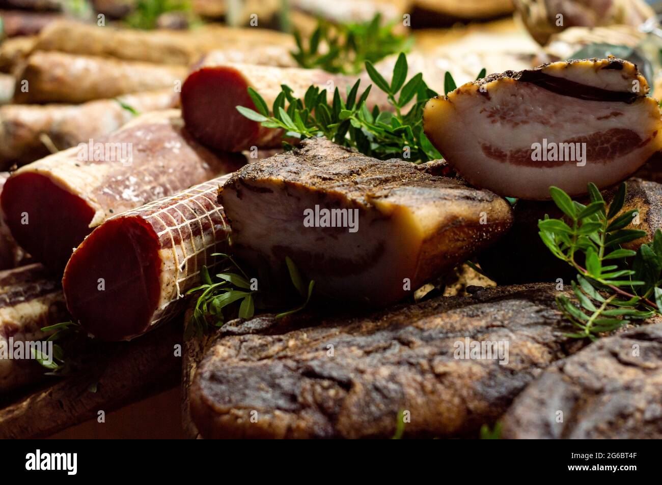 Salame e pancetta italiani, salumi con erbe all'alloro, salumi tradizionali italiani Foto Stock