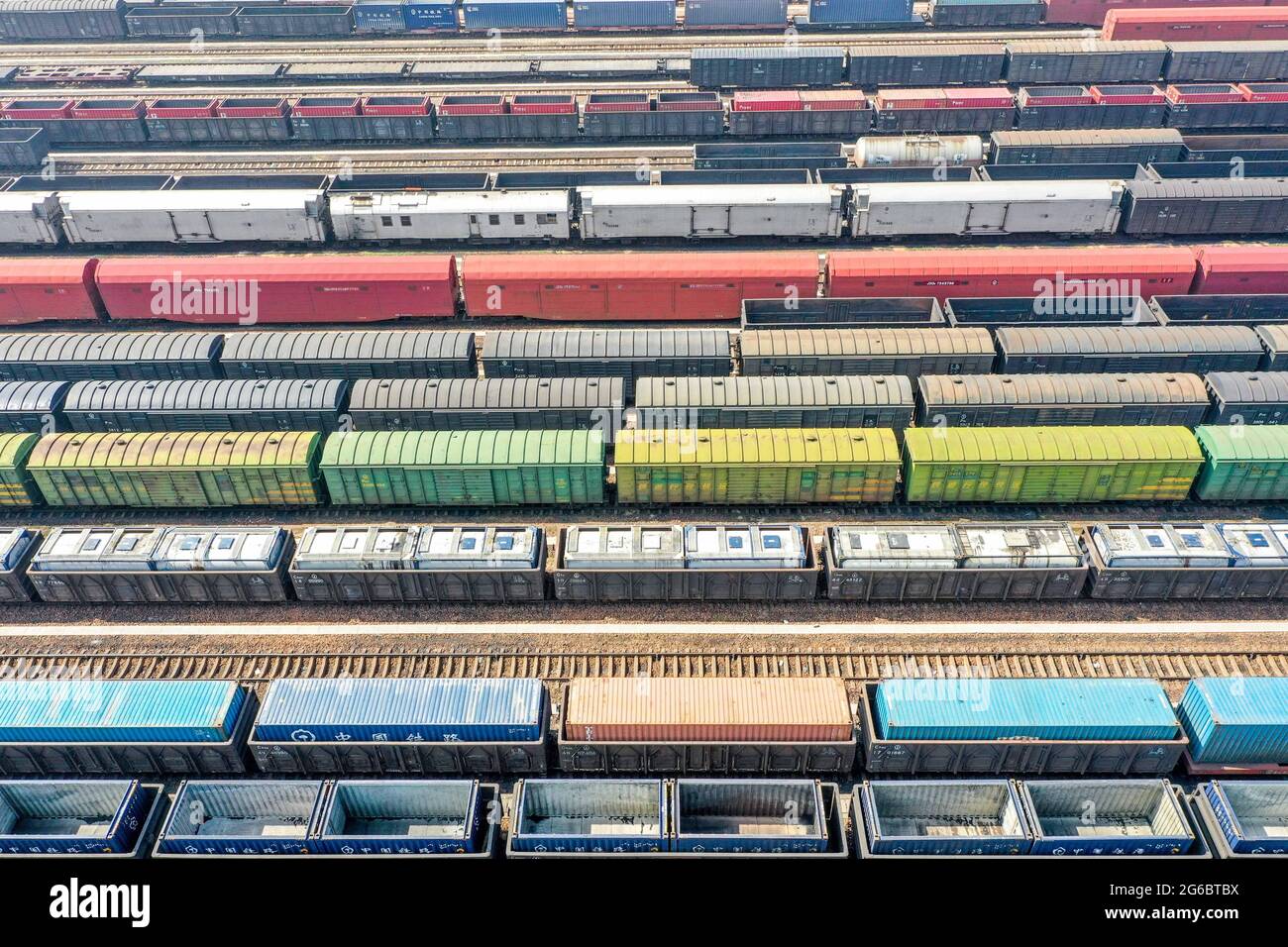 Zhengzhou, Zhengzhou, Cina. 5 luglio 2021. Il 3 luglio 2021, la città di Zhengzhou, provincia di Henan, fotografie aeree delle automobili di trasporto alla stazione ferroviaria di marshalling di Zhengzhou Stazione ferroviaria Nord.la stazione ferroviaria di Zhengzhou Nord è una stazione di classe speciale sotto la giurisdizione del China Railway Zhengzhou Bureau Group Co., Ltd., E una stazione importante che collega la ferrovia di Pechino-Guangzhou e la ferrovia di Longhai. La costruzione è iniziata nel 1959 e completata e messa in funzione nel 1963. Gestisce principalmente i compiti di arrivo, disassemblaggio, marshalling e partenza dei treni merci sul Pechino-Guan Foto Stock