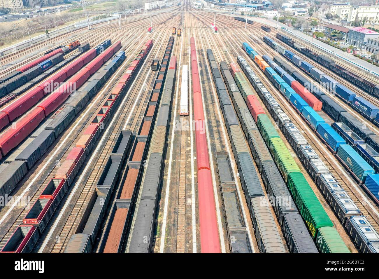 Zhengzhou, Zhengzhou, Cina. 5 luglio 2021. Il 3 luglio 2021, la città di Zhengzhou, provincia di Henan, fotografie aeree delle automobili di trasporto alla stazione ferroviaria di marshalling di Zhengzhou Stazione ferroviaria Nord.la stazione ferroviaria di Zhengzhou Nord è una stazione di classe speciale sotto la giurisdizione del China Railway Zhengzhou Bureau Group Co., Ltd., E una stazione importante che collega la ferrovia di Pechino-Guangzhou e la ferrovia di Longhai. La costruzione è iniziata nel 1959 e completata e messa in funzione nel 1963. Gestisce principalmente i compiti di arrivo, disassemblaggio, marshalling e partenza dei treni merci sul Pechino-Guan Foto Stock