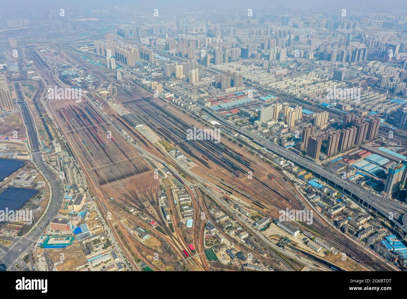 Zhengzhou, Zhengzhou, Cina. 5 luglio 2021. Il 3 luglio 2021, la città di Zhengzhou, provincia di Henan, fotografie aeree delle automobili di trasporto alla stazione ferroviaria di marshalling di Zhengzhou Stazione ferroviaria Nord.la stazione ferroviaria di Zhengzhou Nord è una stazione di classe speciale sotto la giurisdizione del China Railway Zhengzhou Bureau Group Co., Ltd., E una stazione importante che collega la ferrovia di Pechino-Guangzhou e la ferrovia di Longhai. La costruzione è iniziata nel 1959 e completata e messa in funzione nel 1963. Gestisce principalmente i compiti di arrivo, disassemblaggio, marshalling e partenza dei treni merci sul Pechino-Guan Foto Stock