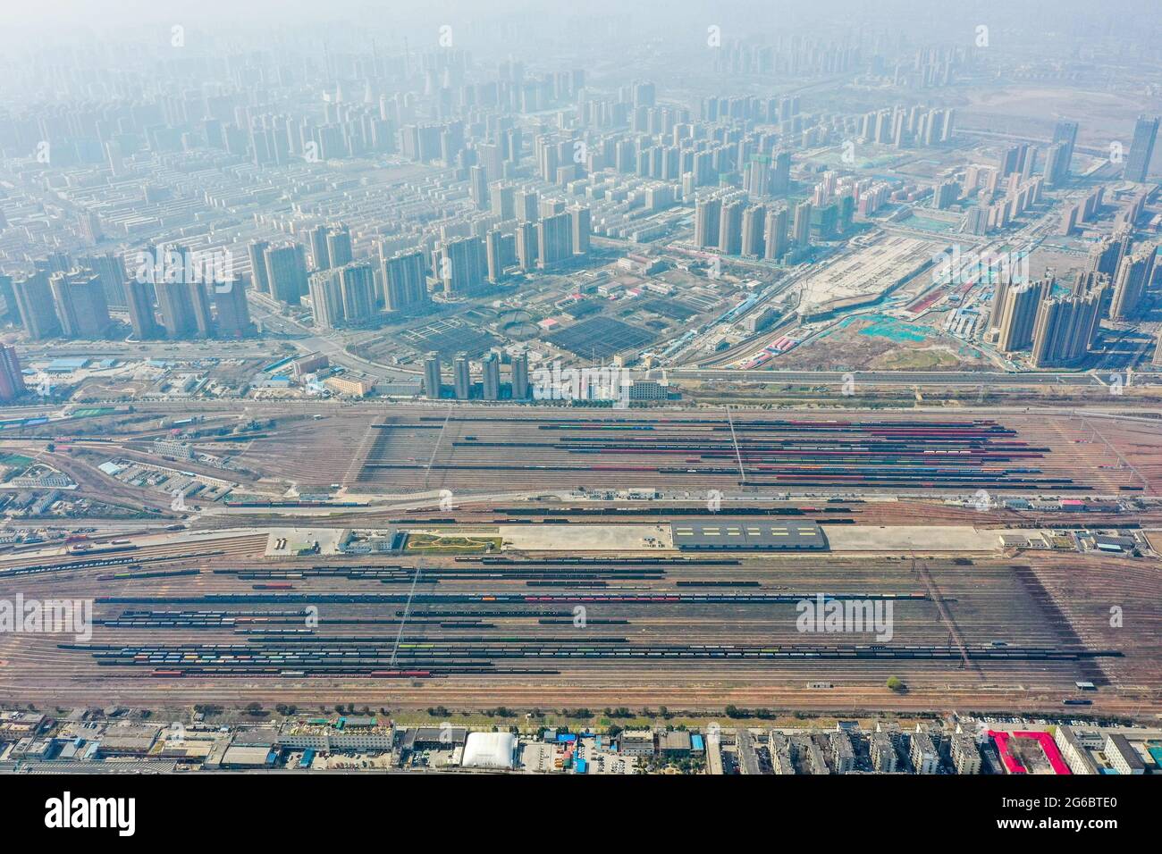 Zhengzhou, Zhengzhou, Cina. 5 luglio 2021. Il 3 luglio 2021, la città di Zhengzhou, provincia di Henan, fotografie aeree delle automobili di trasporto alla stazione ferroviaria di marshalling di Zhengzhou Stazione ferroviaria Nord.la stazione ferroviaria di Zhengzhou Nord è una stazione di classe speciale sotto la giurisdizione del China Railway Zhengzhou Bureau Group Co., Ltd., E una stazione importante che collega la ferrovia di Pechino-Guangzhou e la ferrovia di Longhai. La costruzione è iniziata nel 1959 e completata e messa in funzione nel 1963. Gestisce principalmente i compiti di arrivo, disassemblaggio, marshalling e partenza dei treni merci sul Pechino-Guan Foto Stock