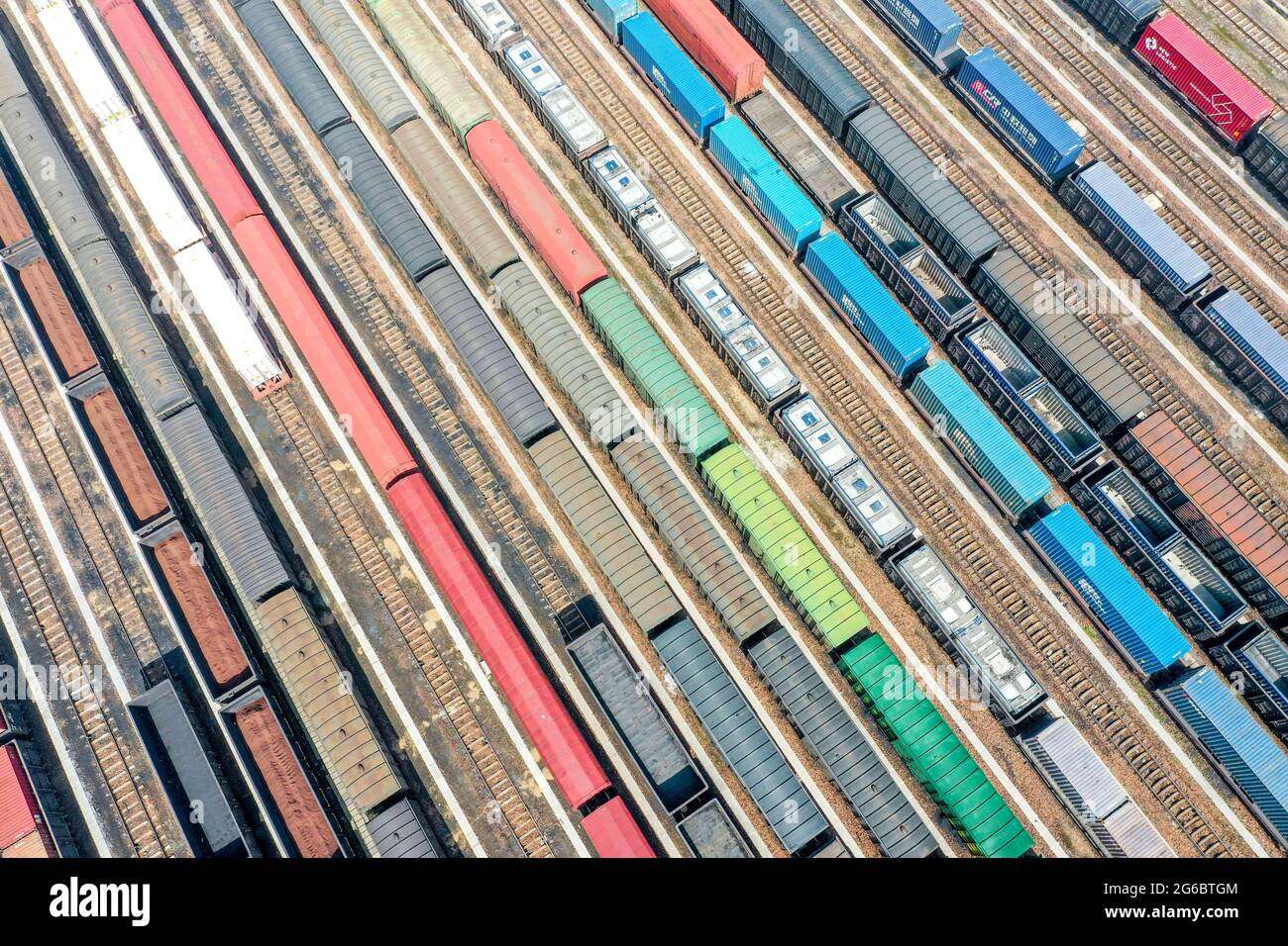 Zhengzhou, Zhengzhou, Cina. 5 luglio 2021. Il 3 luglio 2021, la città di Zhengzhou, provincia di Henan, fotografie aeree delle automobili di trasporto alla stazione ferroviaria di marshalling di Zhengzhou Stazione ferroviaria Nord.la stazione ferroviaria di Zhengzhou Nord è una stazione di classe speciale sotto la giurisdizione del China Railway Zhengzhou Bureau Group Co., Ltd., E una stazione importante che collega la ferrovia di Pechino-Guangzhou e la ferrovia di Longhai. La costruzione è iniziata nel 1959 e completata e messa in funzione nel 1963. Gestisce principalmente i compiti di arrivo, disassemblaggio, marshalling e partenza dei treni merci sul Pechino-Guan Foto Stock