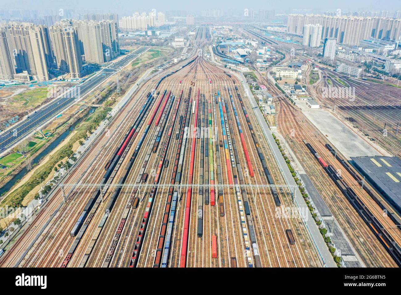 5 luglio 2021, Zhengzhou, Zhengzhou, Cina: Il 3 luglio 2021, Zhengzhou City, Provincia di Henan, fotografie aeree di auto da trasporto alla stazione ferroviaria di marshalling di Zhengzhou North Stazione ferroviaria..... Zhengzhou North Railway Station è una stazione di classe speciale sotto la giurisdizione della China Railway Zhengzhou Bureau Group Co., Ltd., e una stazione importante che collega la stazione ferroviaria di Pechino-Guangzhou e la ferrovia di Longhai. La costruzione è iniziata nel 1959 e completata e messa in funzione nel 1963. Gestisce principalmente i compiti di arrivo, disassemblaggio, marshalling e partenza dei treni merci sul Pechino-Guan Foto Stock