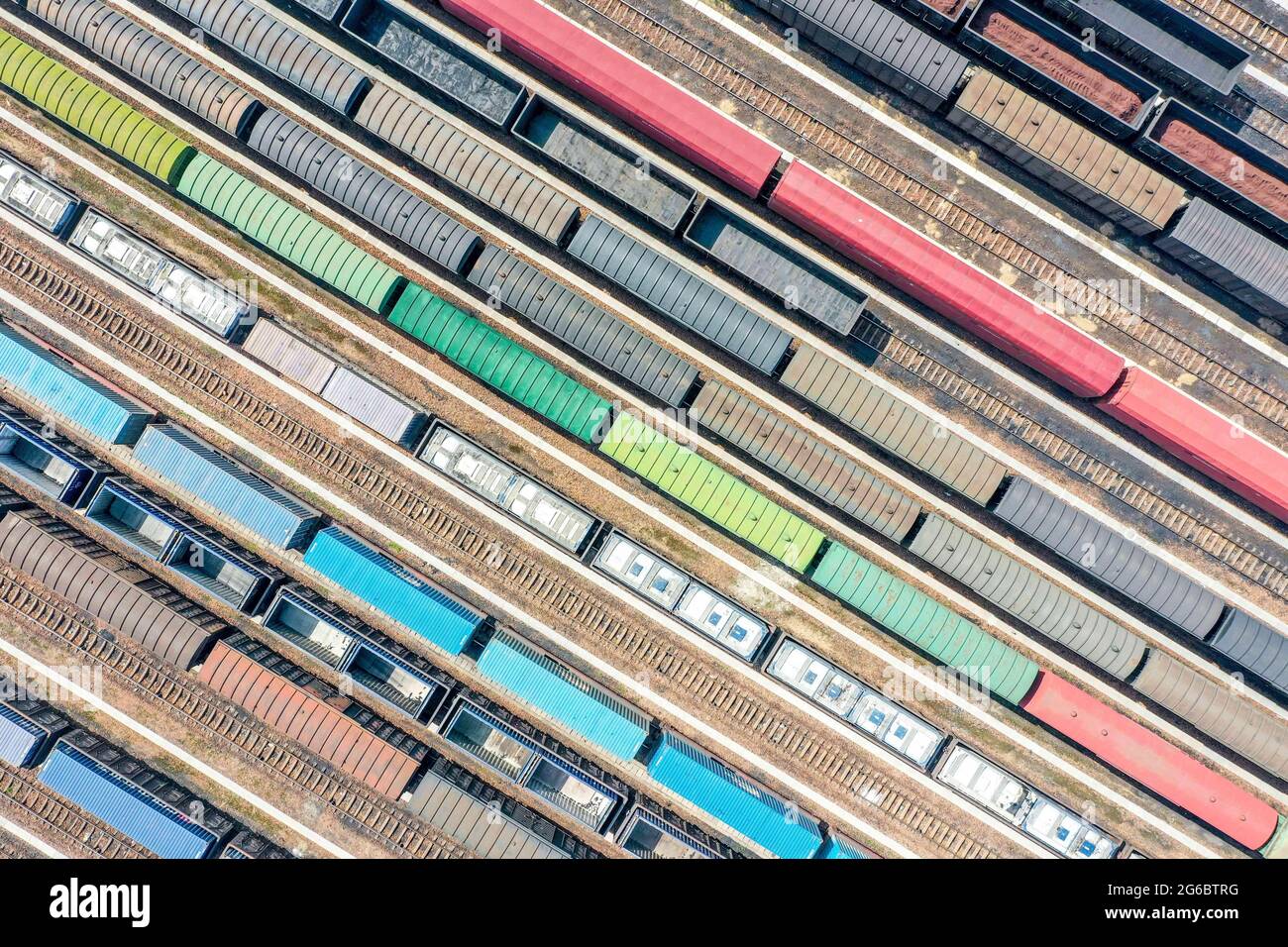 5 luglio 2021, Zhengzhou, Zhengzhou, Cina: Il 3 luglio 2021, Zhengzhou City, Provincia di Henan, fotografie aeree di auto da trasporto alla stazione ferroviaria di marshalling di Zhengzhou North Stazione ferroviaria..... Zhengzhou North Railway Station è una stazione di classe speciale sotto la giurisdizione della China Railway Zhengzhou Bureau Group Co., Ltd., e una stazione importante che collega la stazione ferroviaria di Pechino-Guangzhou e la ferrovia di Longhai. La costruzione è iniziata nel 1959 e completata e messa in funzione nel 1963. Gestisce principalmente i compiti di arrivo, disassemblaggio, marshalling e partenza dei treni merci sul Pechino-Guan Foto Stock