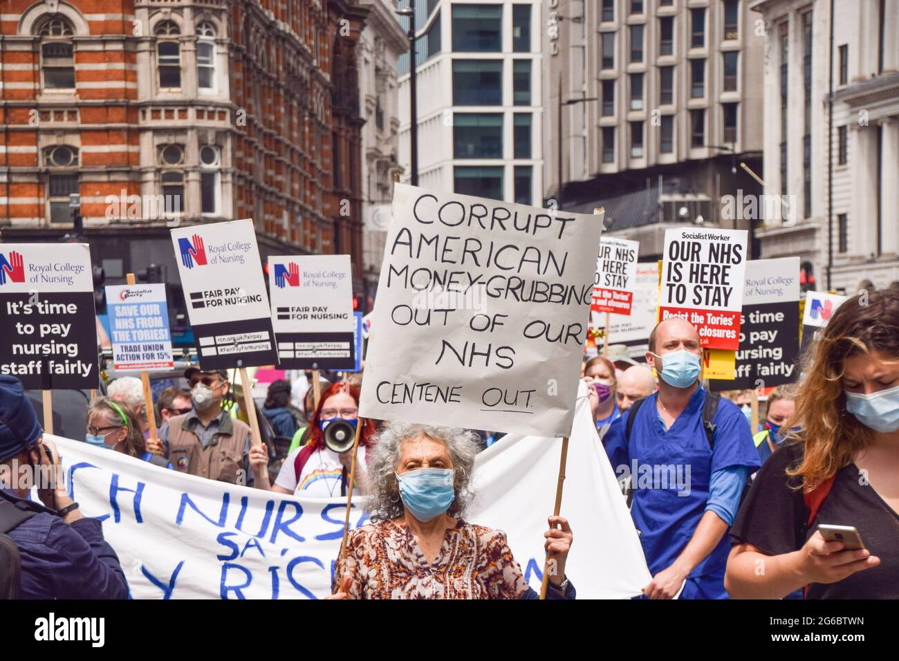 Londra, Regno Unito. 3 luglio 2021. Manifestanti su Charing Cross Road. I lavoratori e i sostenitori del NHS (National Health Service) hanno marciato attraverso il centro di Londra chiedendo un equo aumento salariale per il personale del NHS e in generale il sostegno del NHS. Foto Stock