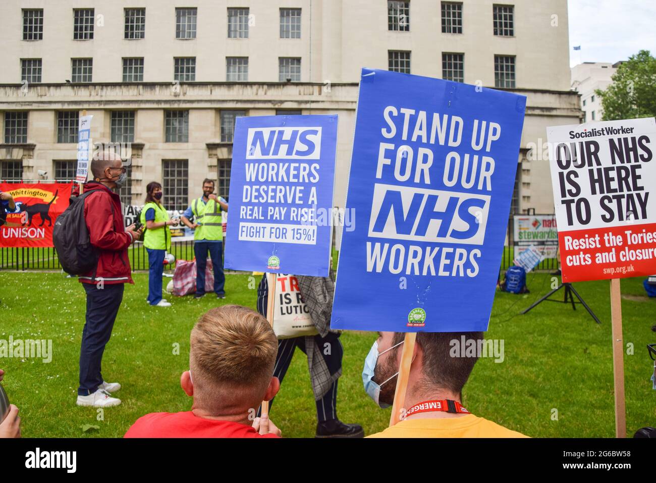 Londra, Regno Unito. 3 luglio 2021. Manifestanti fuori Downing Street. I lavoratori e i sostenitori del NHS (National Health Service) hanno marciato attraverso il centro di Londra chiedendo un equo aumento salariale per il personale del NHS e in generale il sostegno del NHS. Foto Stock