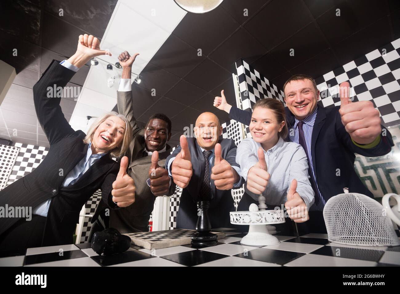 Uomini e donne nella stanza di ricerca Foto Stock