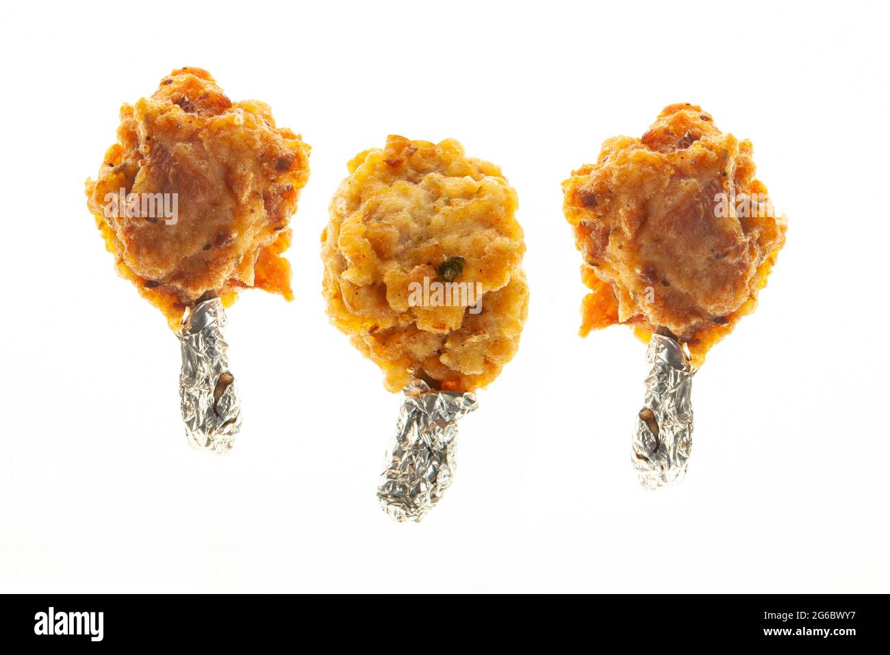 Pollo fritto con bastone avvolto in fogli di alluminio surgelati pronti a mangiare Foto Stock
