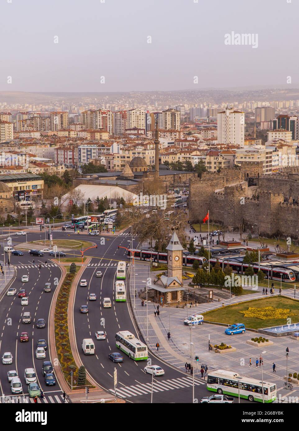 Kayseri, Turchia - 22 marzo 2021 - splendida vista panoramica aerea del centro di Kayseri, Anatolia centrale Foto Stock