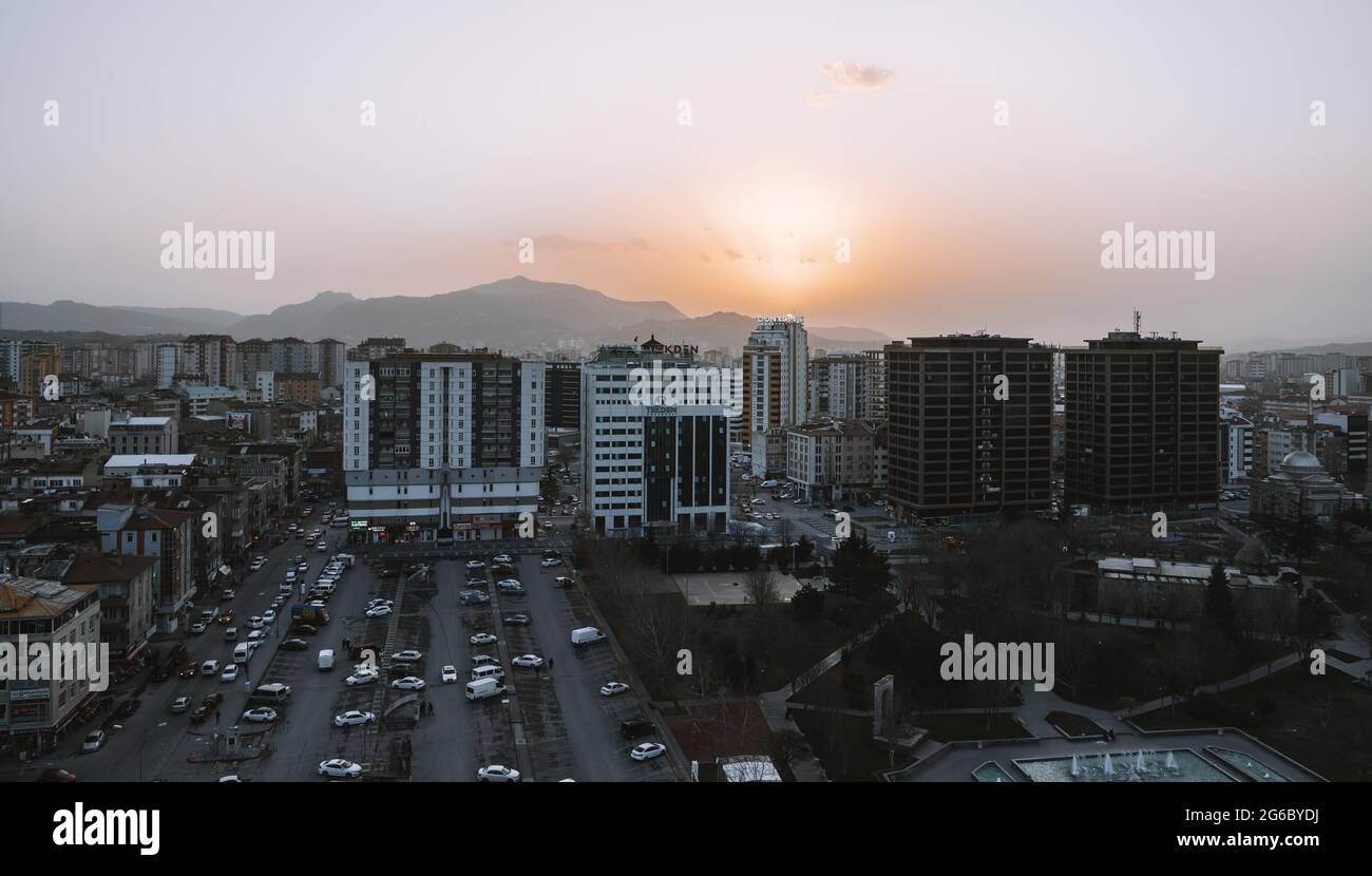 Kayseri, Turchia - 22 marzo 2021 - splendida vista panoramica aerea del centro di Kayseri, Anatolia centrale Foto Stock