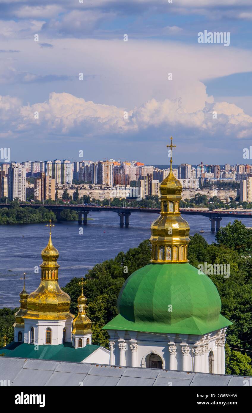Veduta aerea verticale di Kyiv visto da Pechersk Lavra Foto Stock