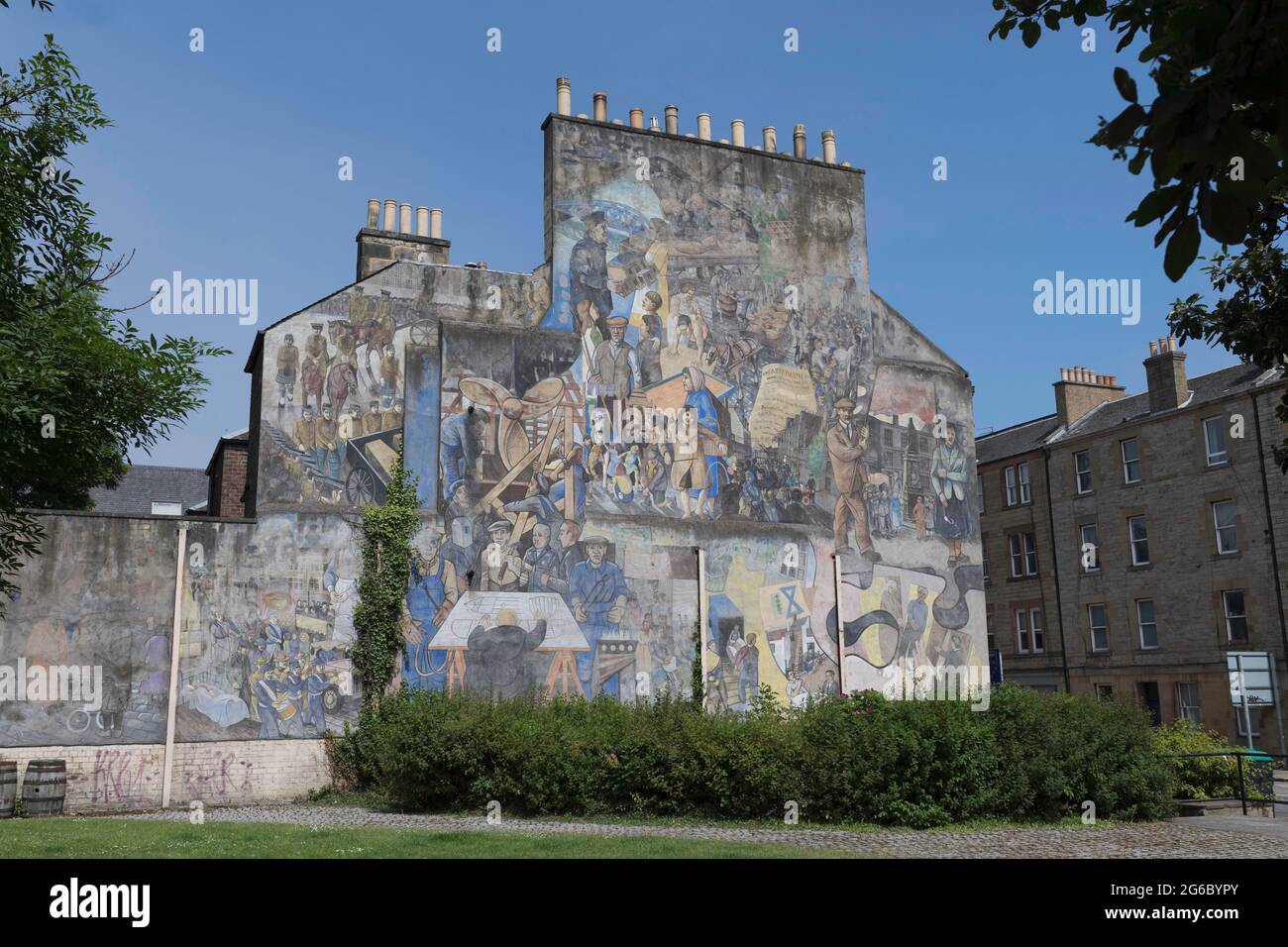 Murale comunitario raffigurante scene storiche locali Leith Edinburgh Scozia Foto Stock