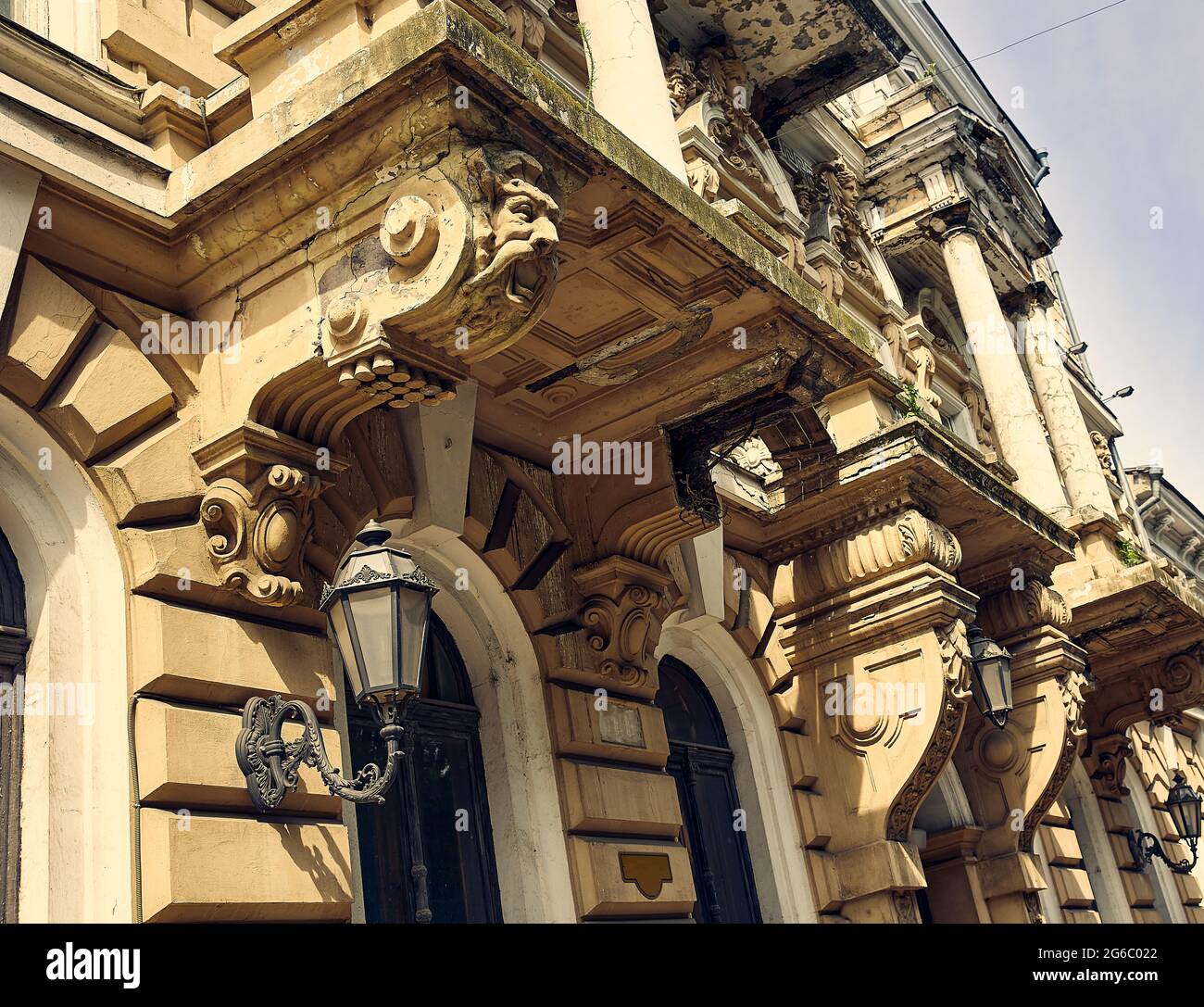 Elementi della facciata di un edificio storico abbandonato. Odessa Ucraina, viale Primorsky, luce naturale. Foto Stock