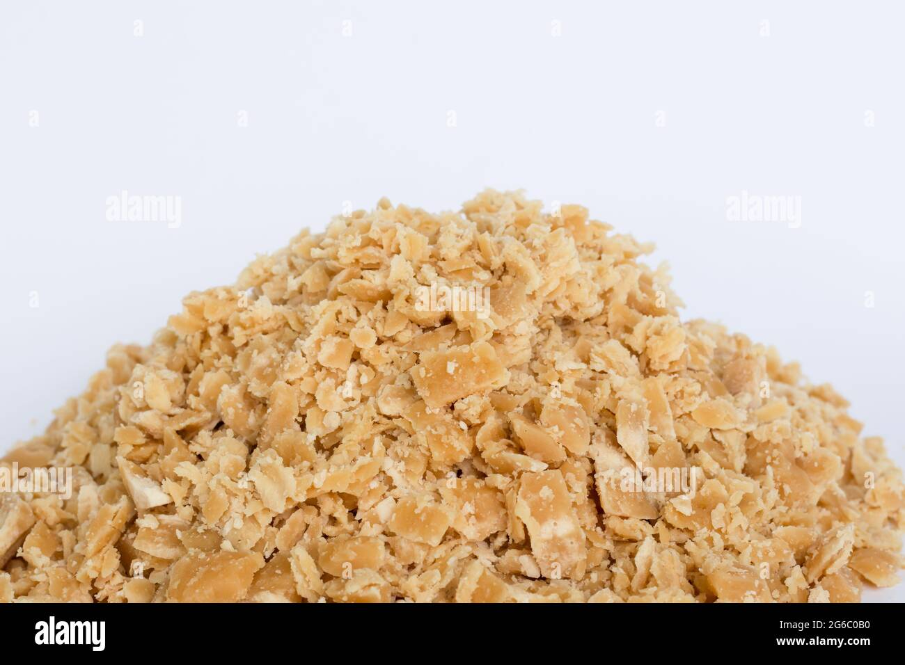 Un mucchio di zucchero di cocco schiacciato su bianco con spazio di copia. Foto Stock