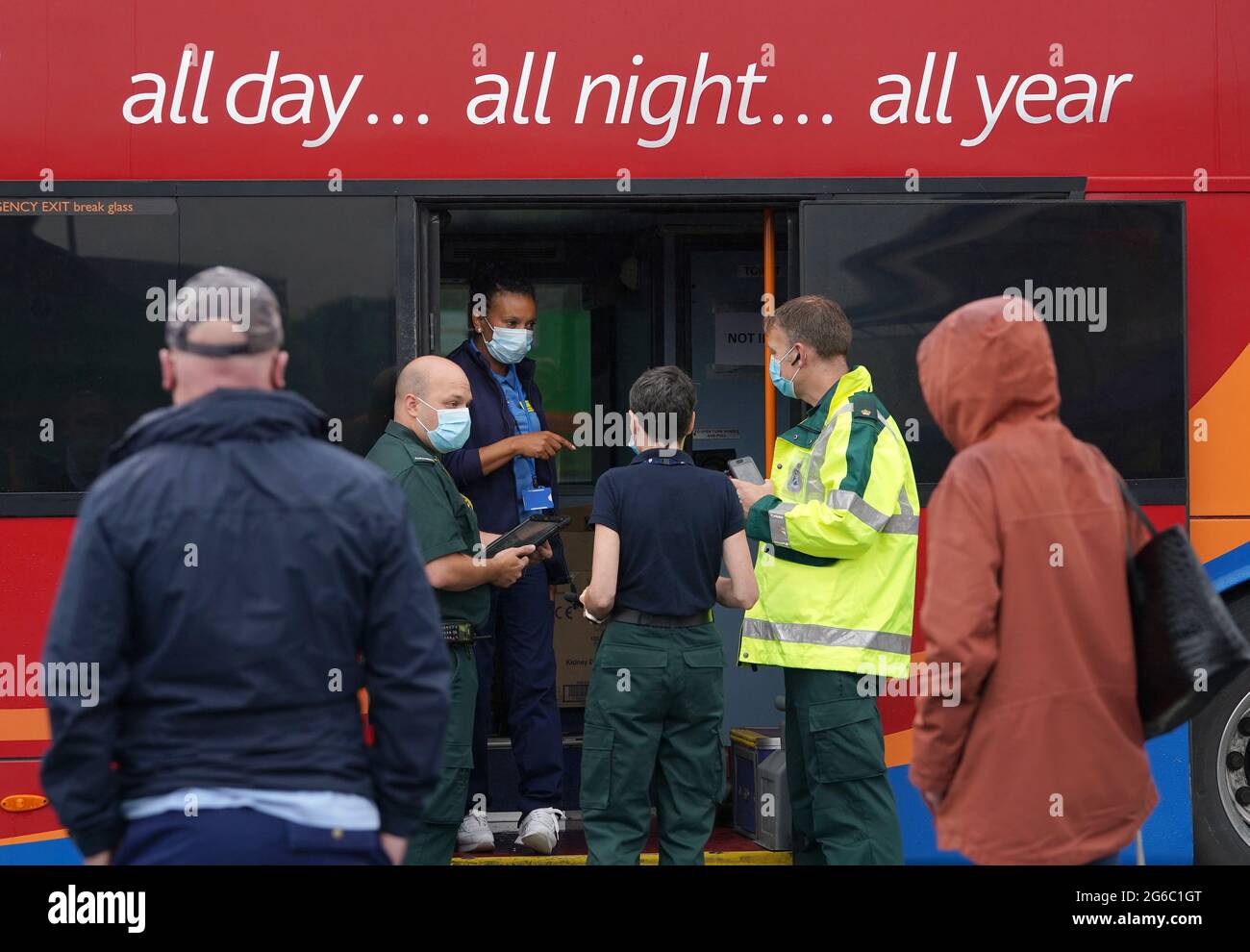 Membri della coda pubblica fuori da un autobus di vaccinazione covid al Forge Shopping Centre a Glasgow. L'unità mobile di vaccinazione gestita dal Servizio di ambulanza Scozzese visiterà le comunità locali e i luoghi più affollati del centro città di Edimburgo e Glasgow per un periodo di due settimane. Data immagine: Lunedì 5 luglio 2021. Foto Stock