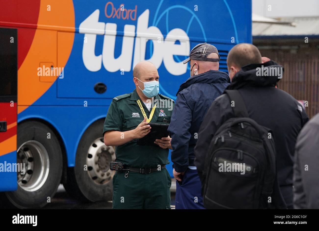 Membri della coda pubblica fuori da un autobus di vaccinazione covid al Forge Shopping Centre a Glasgow. L'unità mobile di vaccinazione gestita dal Servizio di ambulanza Scozzese visiterà le comunità locali e i luoghi più affollati del centro città di Edimburgo e Glasgow per un periodo di due settimane. Data immagine: Lunedì 5 luglio 2021. Foto Stock