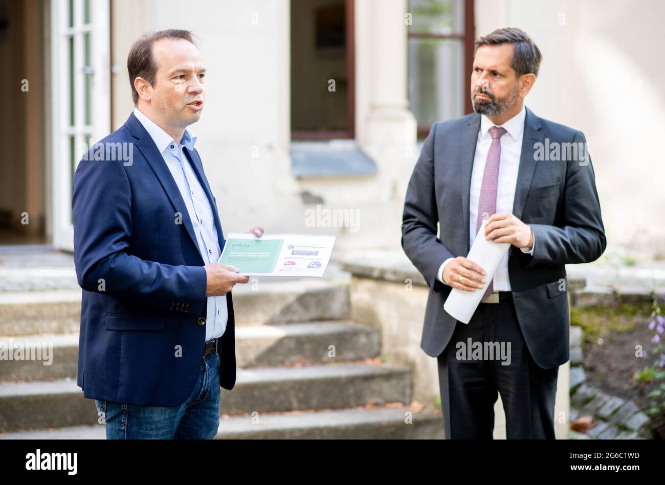 Hannover, Germania. 05 luglio 2021. Jörn Ehlers (l), Vicepresidente Landvolk bassa Sassonia, consegna i risultati di un'indagine rappresentativa sui lupi all'OLAF Lies (SPD), Ministro dell'ambiente della bassa Sassonia. Il Landvolk Niedersachsen ha condotto un'indagine rappresentativa sulla protezione del bestiame al pascolo e dei lupi nella bassa Sassonia. Credit: Hauke-Christian Dittrich/dpa/Alamy Live News Foto Stock