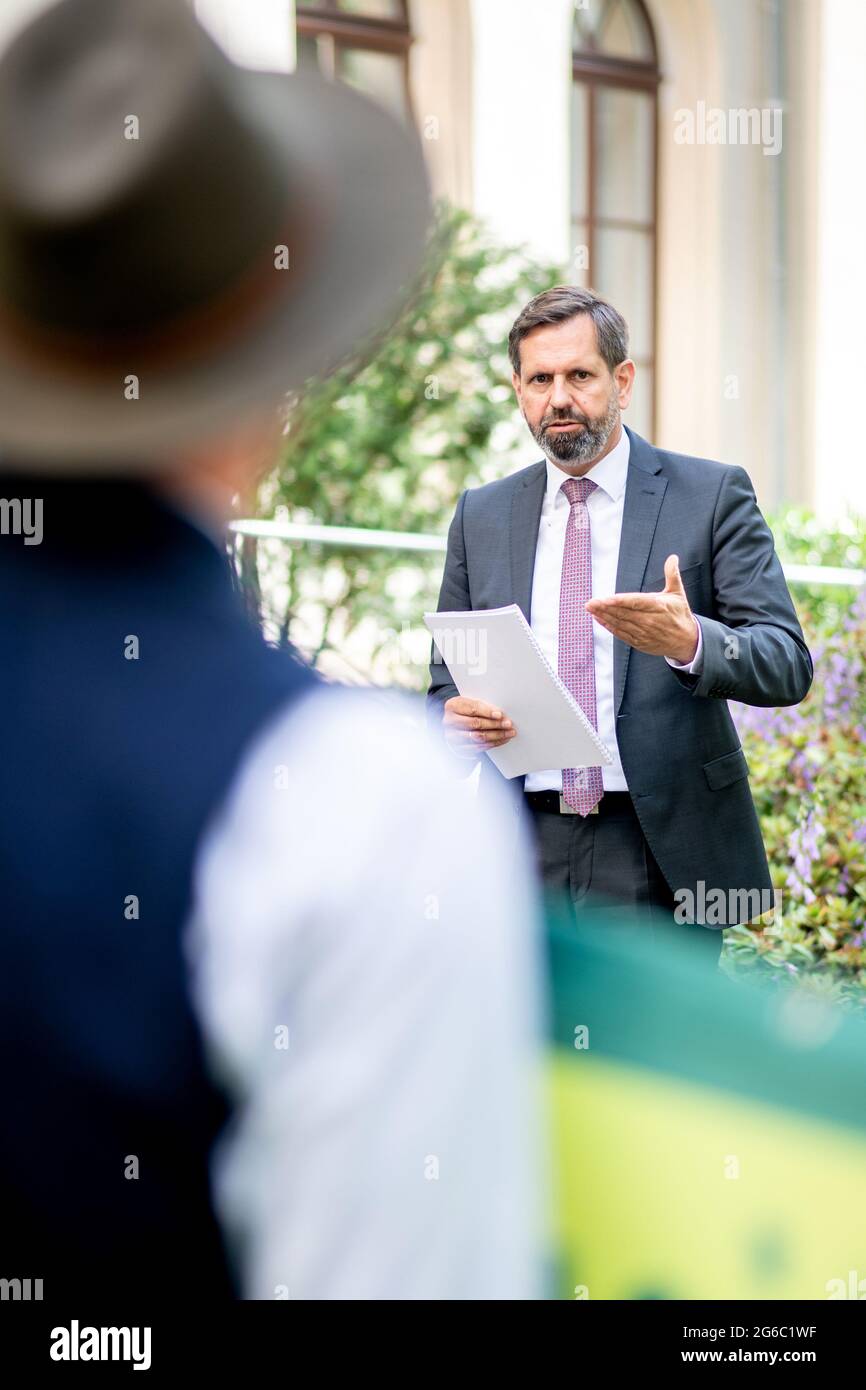 Hannover, Germania. 05 luglio 2021. OLAF Lies (SPD), ministro dell'ambiente della bassa Sassonia, parla a diversi pastori dopo aver consegnato i risultati di un'indagine rappresentativa sul tema dei lupi. Il Landvolk Niedersachsen ha condotto un'indagine rappresentativa sulla protezione del bestiame al pascolo e dei lupi nella bassa Sassonia. Credit: Hauke-Christian Dittrich/dpa/Alamy Live News Foto Stock