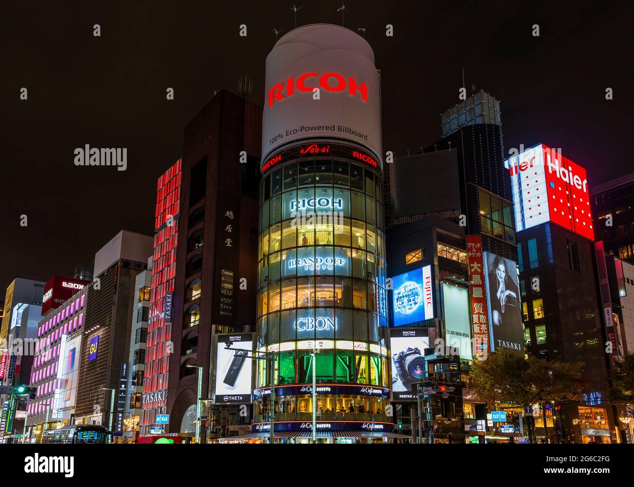 Notte al famoso e iconico incrocio di Ginza a Tokyo, con colorati cartelloni e negozi di lusso Foto Stock
