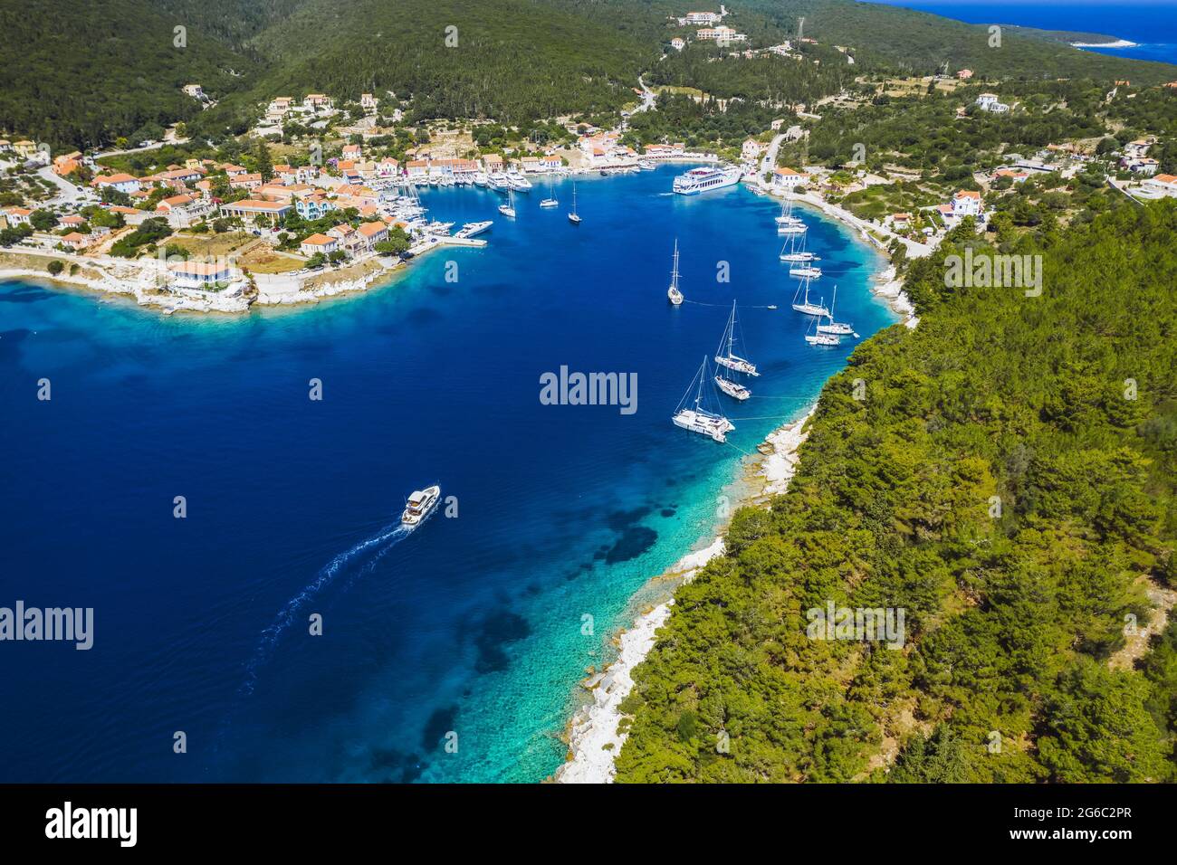 Bellissimo villaggio di Fiscardo sull'isola di Cefalonia. Porto con yacht e traghetto Foto Stock