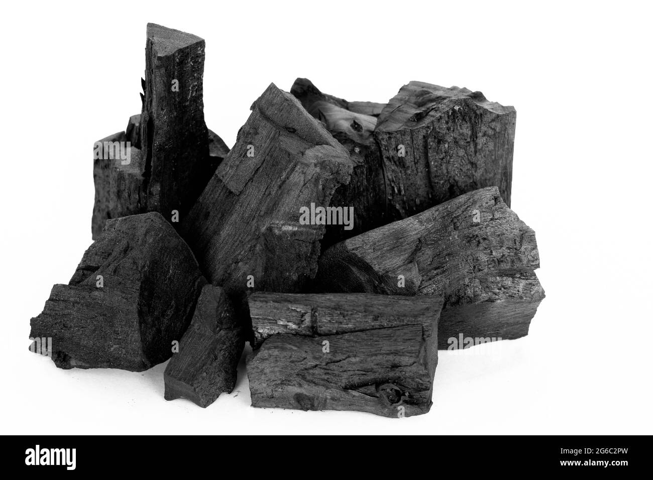 Pila di carbone di legno si levano in piedi fuori su sfondo bianco, spazio di copia. Foto Stock