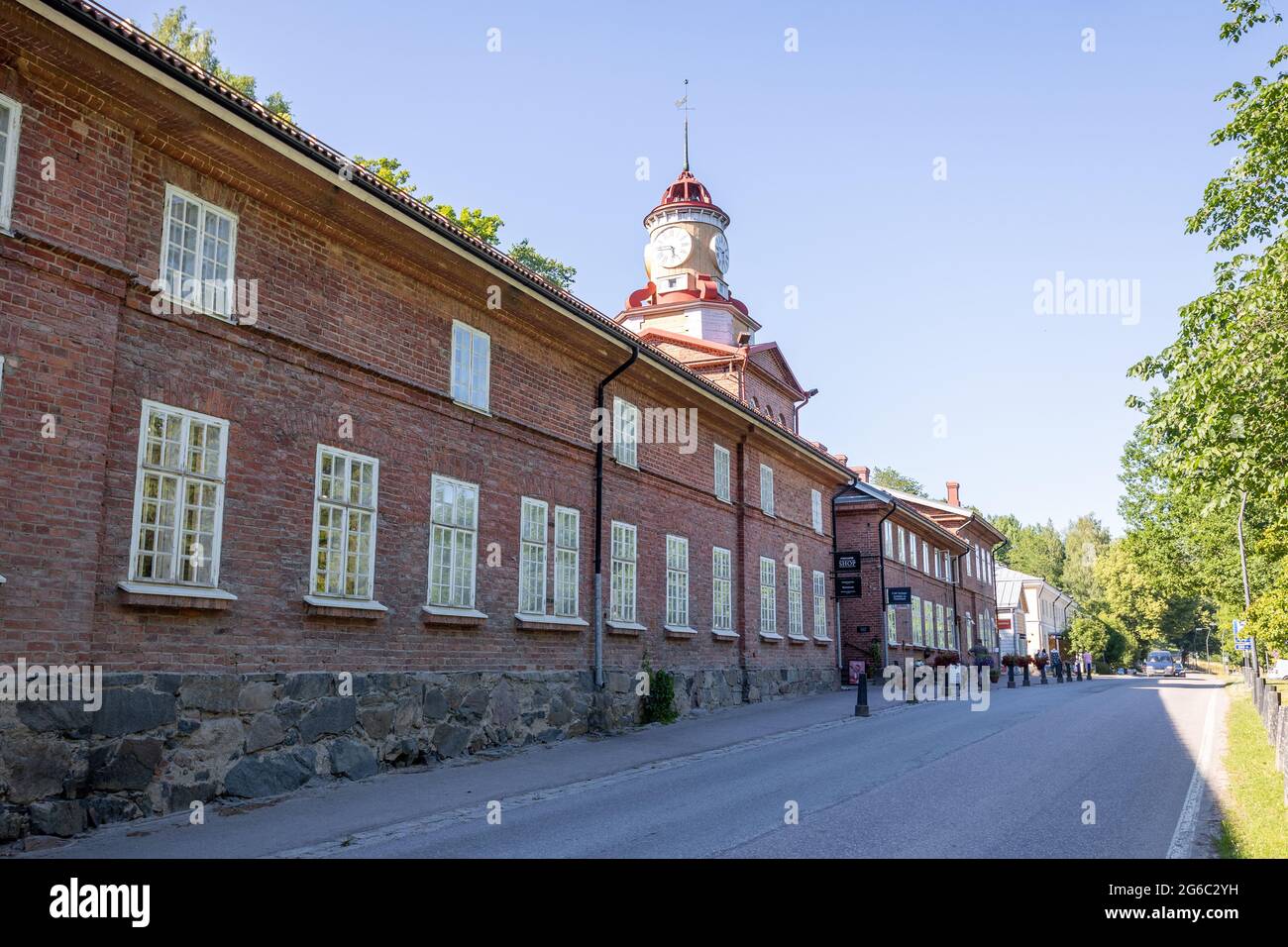 L'edificio della torre dell'orologio nel villaggio di Fiskars, una storica area di ferri e popolare destinazione di viaggio. Foto Stock