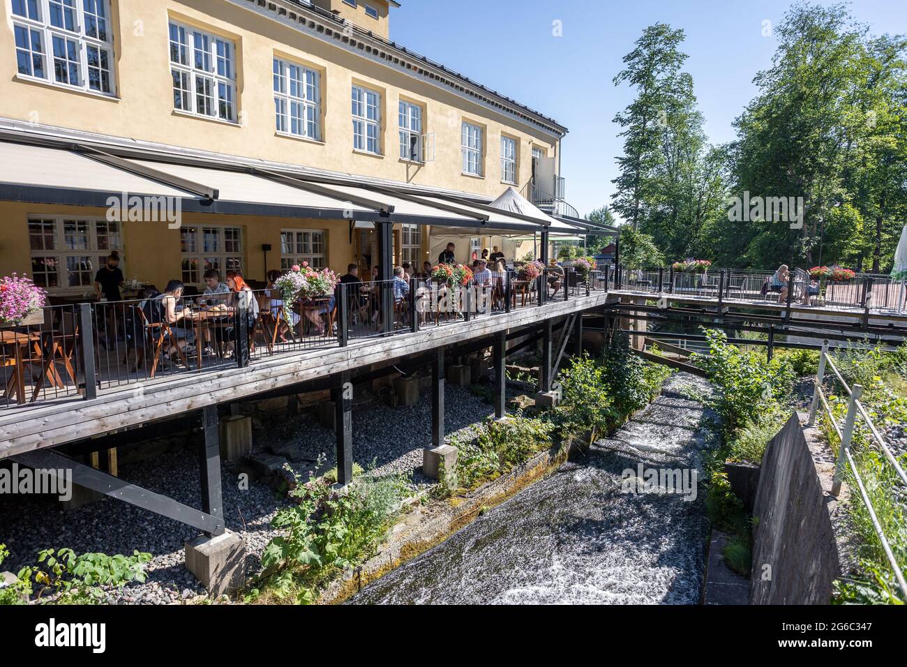 Persone in Copper Smithy edificio ristorante nel villaggio di Fiskars, una storica zona di ferri, e popolare destinazione di viaggio Foto Stock