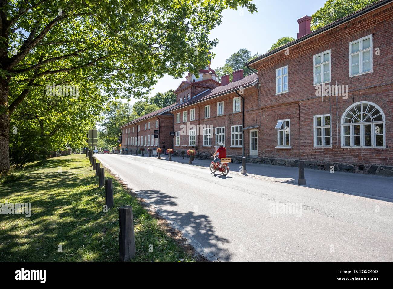 La strada principale nel villaggio di Fiskars, una storica area di ferri e popolare destinazione di viaggio. Foto Stock