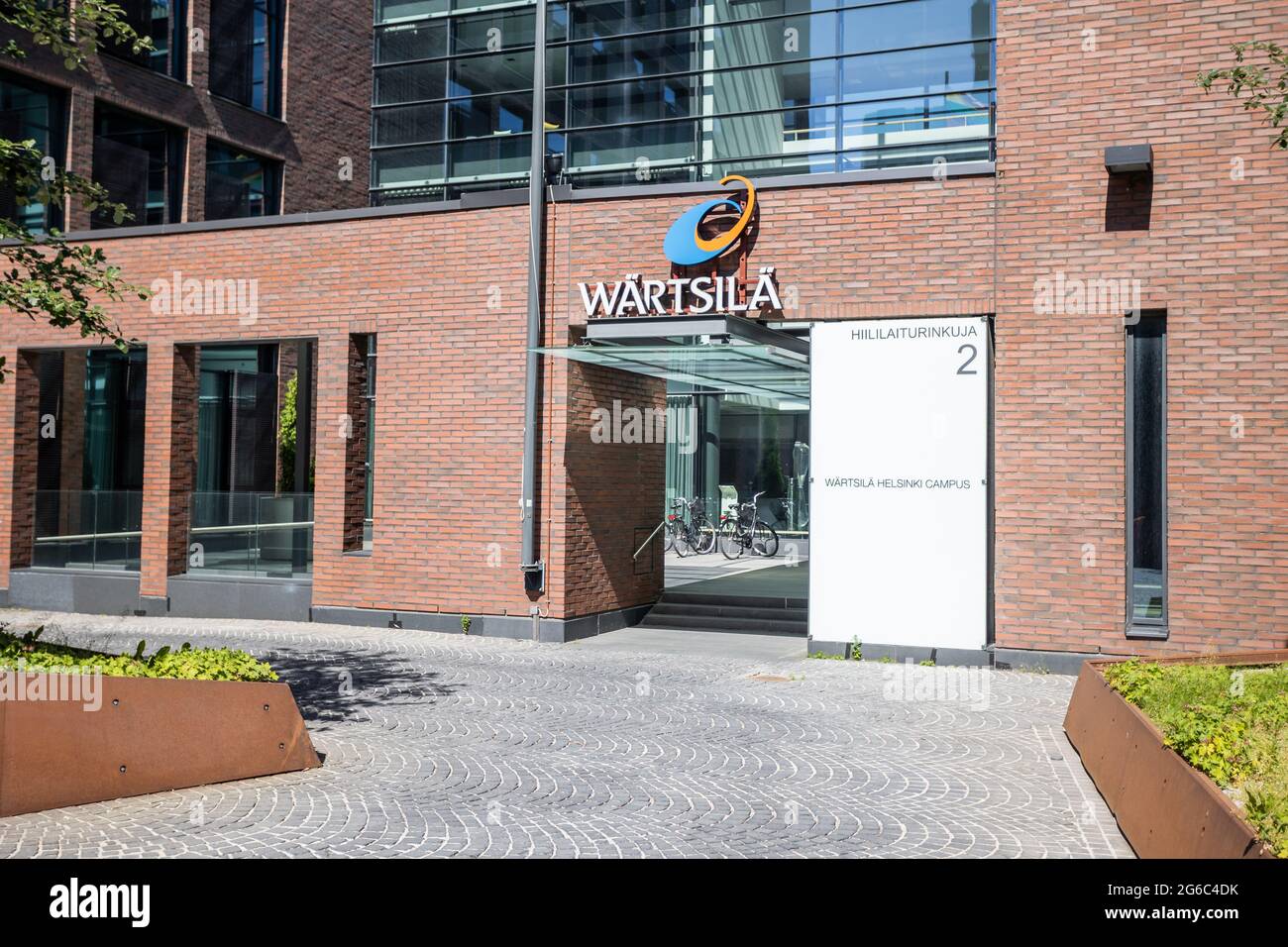 Wärtsilä edificio della sede in estate a Ruoholahti. Wärtsilä produce vari prodotti nei mercati della Marina e dell'energia. Foto Stock