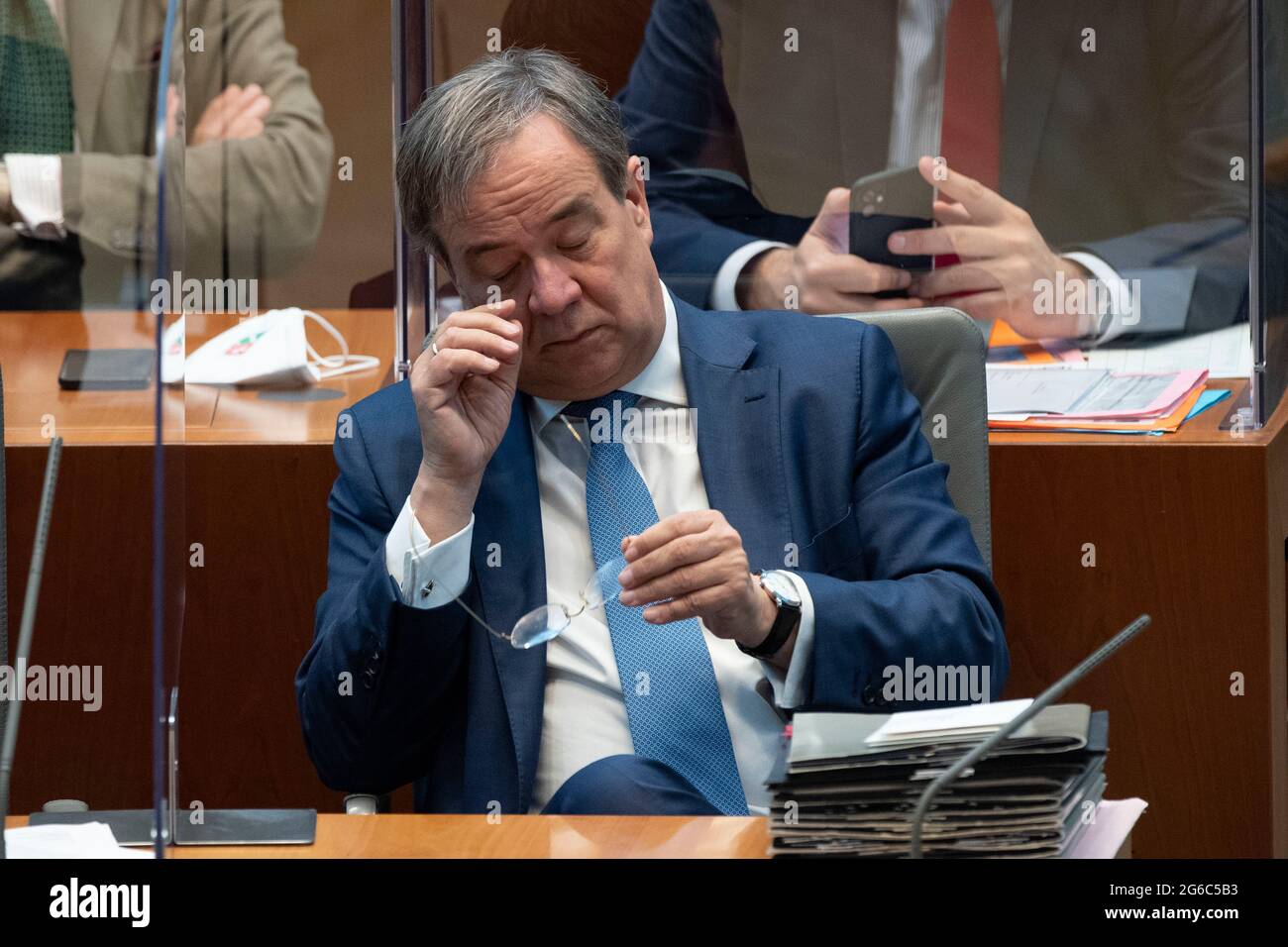 Da sinistra a destra Dr. Joachim STAMP, FDP, Ministro dei Bambini, della Famiglia, dei rifugiati e dell'integrazione dello Stato della Renania Settentrionale-Vestfalia e Vice primo Ministro, Armin LASCHET, CDU, primo Ministro della Renania Settentrionale-Vestfalia, ora in corso sull'argomento; I giornalisti si lamentano degli attacchi della polizia durante la manifestazione contro il progetto di legge del governo per un'assemblea - cosa dice il governo dello Stato riguardo alle accuse sollevate? E, la dimostrazione contro la legge di assemblea Ð del governo statale deve chiarire le accuse, 135a sessione plenaria nel parlamento di stato del Nord Reno-Westfa Foto Stock