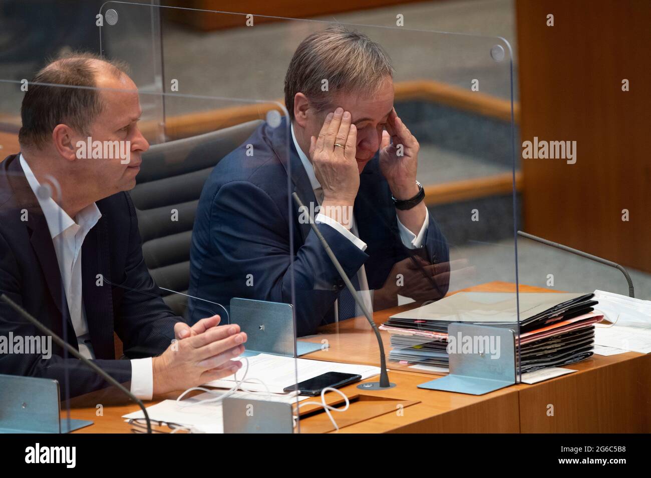 Da sinistra a destra Dr. Joachim STAMP, FDP, Ministro dei Bambini, della Famiglia, dei rifugiati e dell'integrazione dello Stato della Renania Settentrionale-Vestfalia e Vice primo Ministro, Armin LASCHET, CDU, primo Ministro della Renania Settentrionale-Vestfalia, ora in corso sull'argomento; I giornalisti si lamentano degli attacchi della polizia durante la manifestazione contro il progetto di legge del governo per un'assemblea - cosa dice il governo dello Stato riguardo alle accuse sollevate? E, la dimostrazione contro la legge di assemblea Ð del governo statale deve chiarire le accuse, 135a sessione plenaria nel parlamento di stato del Nord Reno-Westfa Foto Stock