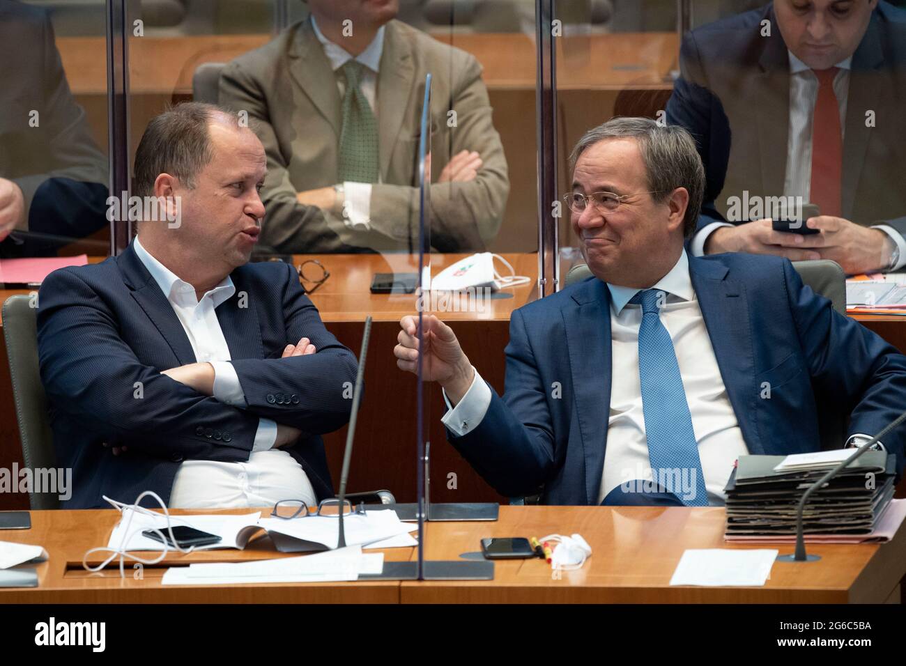 Da sinistra a destra Dr. Joachim STAMP, FDP, Ministro dei Bambini, della Famiglia, dei rifugiati e dell'integrazione dello Stato della Renania Settentrionale-Vestfalia e Vice primo Ministro, Armin LASCHET, CDU, primo Ministro della Renania Settentrionale-Vestfalia, ora in corso sull'argomento; I giornalisti si lamentano degli attacchi della polizia durante la manifestazione contro il progetto di legge del governo per un'assemblea - cosa dice il governo dello Stato riguardo alle accuse sollevate? E, la dimostrazione contro la legge di assemblea Ð del governo statale deve chiarire le accuse, 135a sessione plenaria nel parlamento di stato del Nord Reno-Westfa Foto Stock