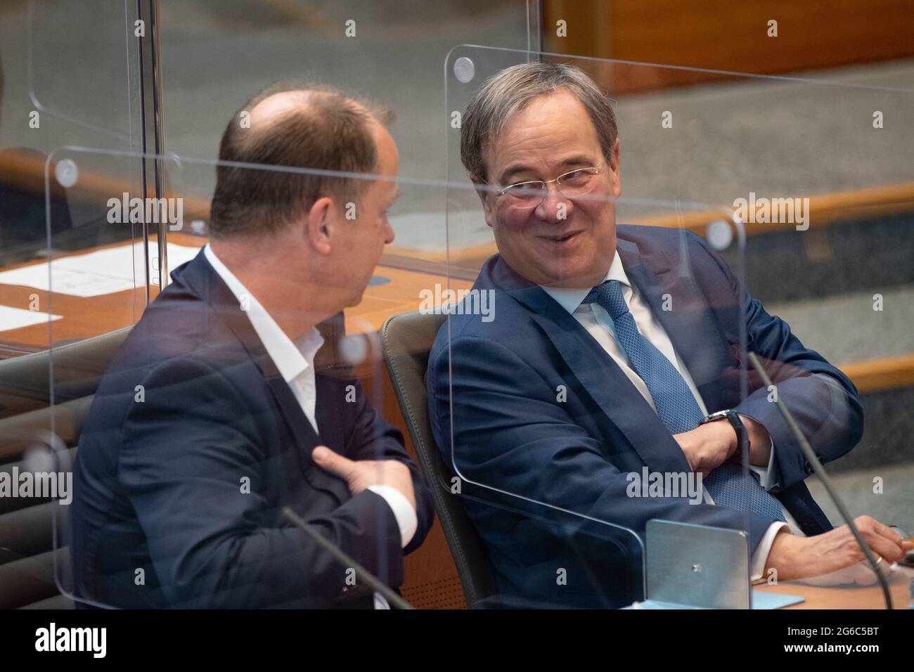 Da sinistra a destra Dr. Joachim STAMP, FDP, Ministro dei Bambini, della Famiglia, dei rifugiati e dell'integrazione dello Stato della Renania Settentrionale-Vestfalia e Vice primo Ministro, Armin LASCHET, CDU, primo Ministro della Renania Settentrionale-Vestfalia, ora in corso sull'argomento; I giornalisti si lamentano degli attacchi della polizia durante la manifestazione contro il progetto di legge del governo per un'assemblea - cosa dice il governo dello Stato riguardo alle accuse sollevate? E, la dimostrazione contro la legge di assemblea Ð del governo statale deve chiarire le accuse, 135a sessione plenaria nel parlamento di stato del Nord Reno-Westfa Foto Stock