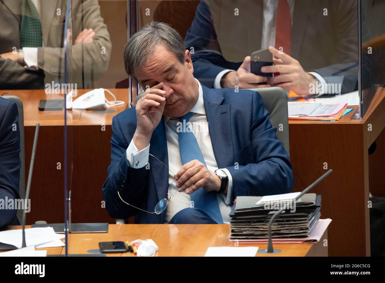 Da sinistra a destra Dr. Joachim STAMP, FDP, Ministro dei Bambini, della Famiglia, dei rifugiati e dell'integrazione dello Stato della Renania Settentrionale-Vestfalia e Vice primo Ministro, Armin LASCHET, CDU, primo Ministro della Renania Settentrionale-Vestfalia, ora in corso sull'argomento; I giornalisti si lamentano degli attacchi della polizia durante la manifestazione contro il progetto di legge del governo per un'assemblea - cosa dice il governo dello Stato riguardo alle accuse sollevate? E, la dimostrazione contro la legge di assemblea Â‚Ã „Ã¬ del governo statale deve chiarire le accuse, 135a sessione plenaria nel parlamento di Stato del Nord Reno-W. Foto Stock