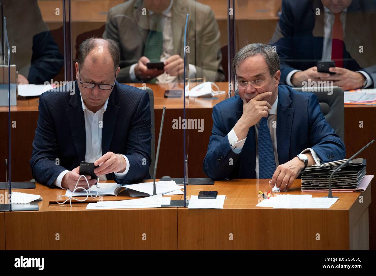 Da sinistra a destra Dr. Joachim STAMP, FDP, Ministro dei Bambini, della Famiglia, dei rifugiati e dell'integrazione dello Stato della Renania Settentrionale-Vestfalia e Vice primo Ministro, Armin LASCHET, CDU, primo Ministro della Renania Settentrionale-Vestfalia, ora in corso sull'argomento; I giornalisti si lamentano degli attacchi della polizia durante la manifestazione contro il progetto di legge del governo per un'assemblea - cosa dice il governo dello Stato riguardo alle accuse sollevate? E, la dimostrazione contro la legge di assemblea Ð del governo statale deve chiarire le accuse, 135a sessione plenaria nel parlamento di stato del Nord Reno-Westfa Foto Stock