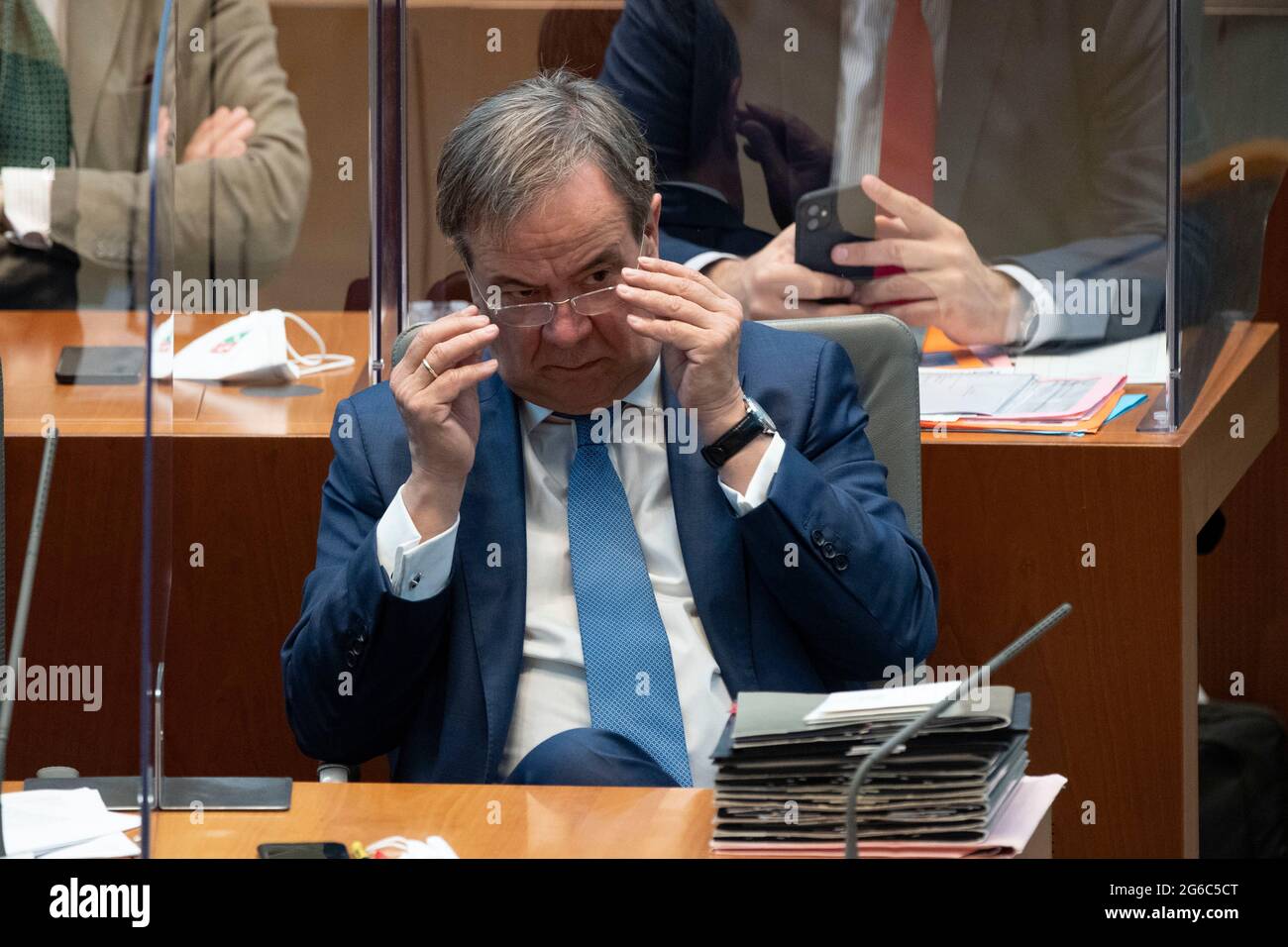 Da sinistra a destra Dr. Joachim STAMP, FDP, Ministro dei Bambini, della Famiglia, dei rifugiati e dell'integrazione dello Stato della Renania Settentrionale-Vestfalia e Vice primo Ministro, Armin LASCHET, CDU, primo Ministro della Renania Settentrionale-Vestfalia, ora in corso sull'argomento; I giornalisti si lamentano degli attacchi della polizia durante la manifestazione contro il progetto di legge del governo per un'assemblea - cosa dice il governo dello Stato riguardo alle accuse sollevate? E, la dimostrazione contro la legge di assemblea Â‚Ã „Ã¬ del governo statale deve chiarire le accuse, 135a sessione plenaria nel parlamento di Stato del Nord Reno-W. Foto Stock