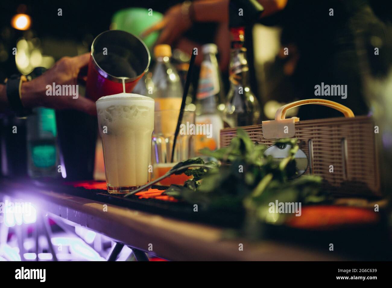 Il barista mescola un coctail al bar. Foto Stock